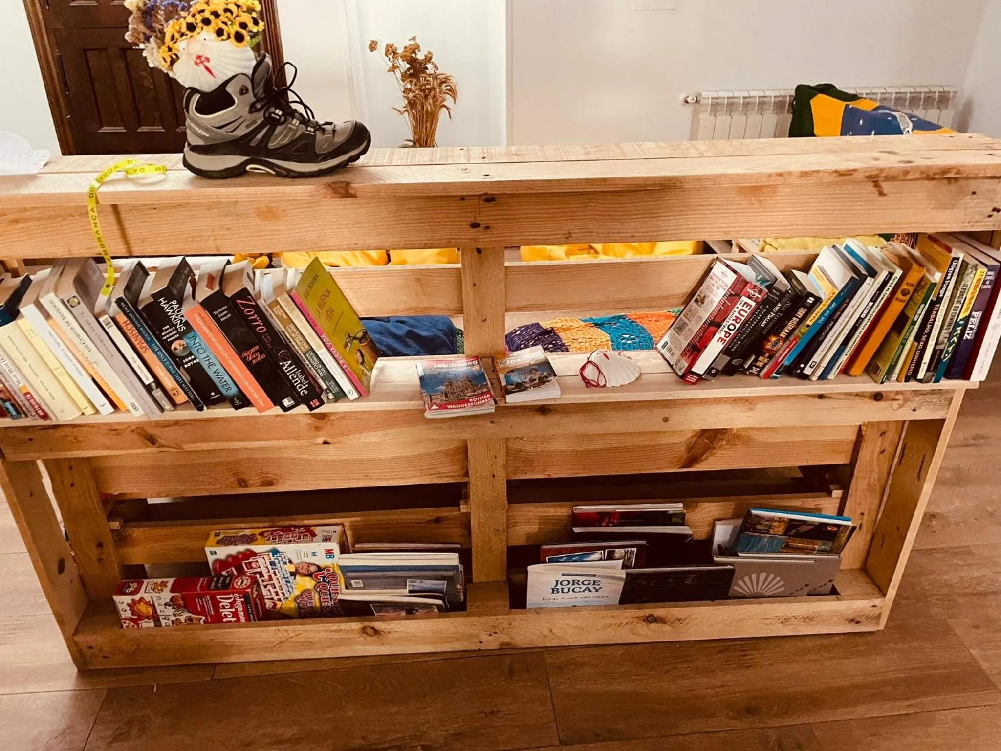 Library in Albergue Estrella Guia Solo Peregrinos