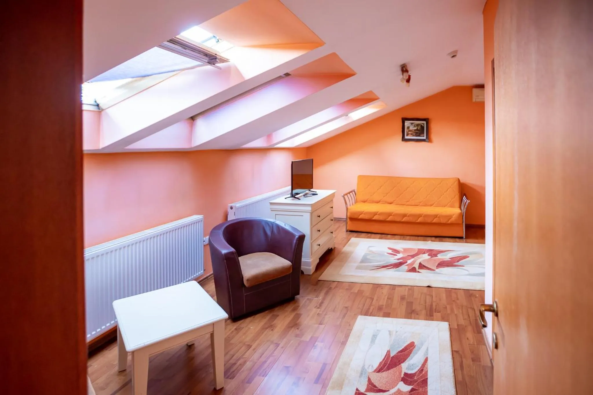 Seating area, Bed in Noroc si Fericire