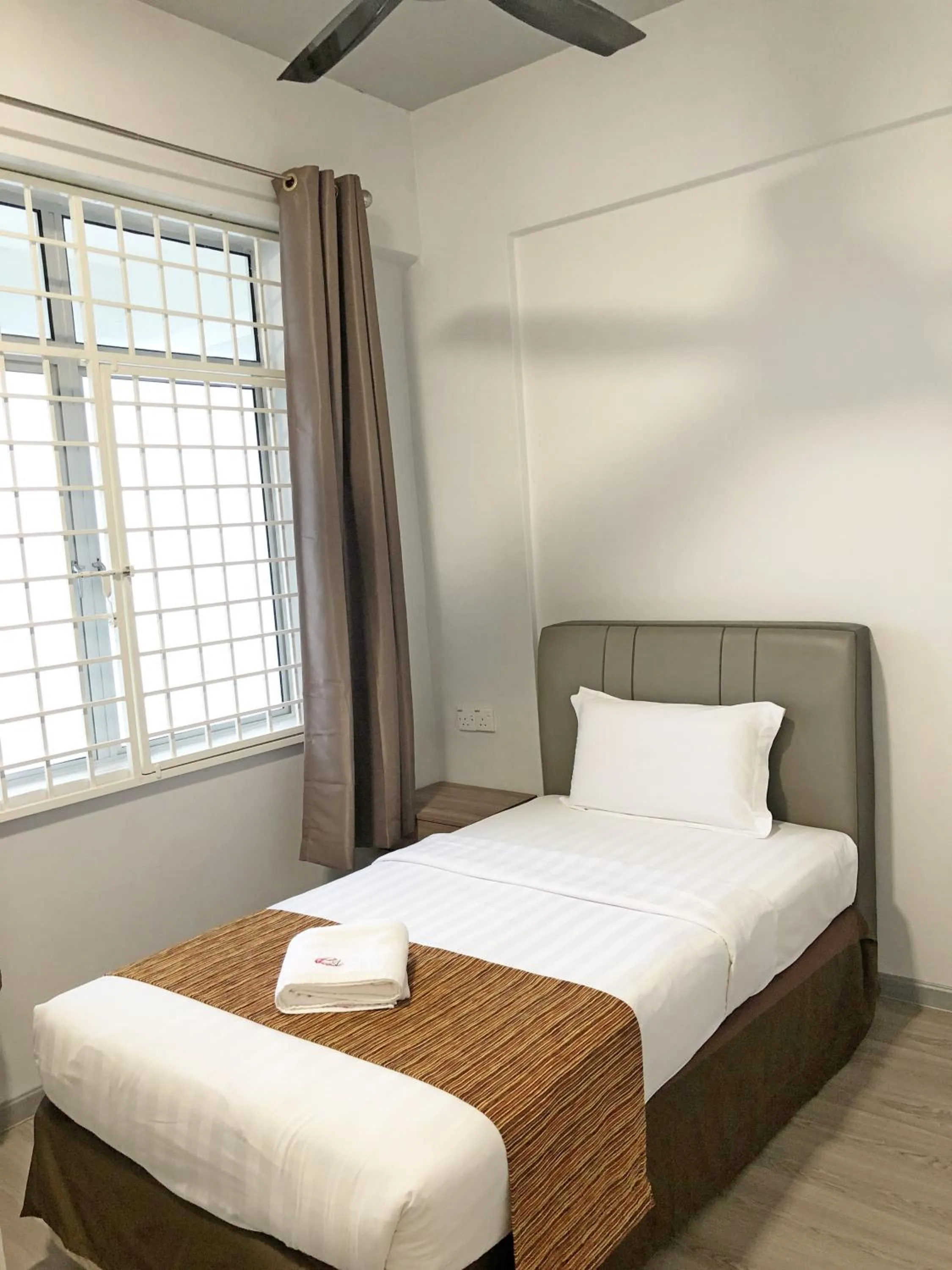 Photo of the whole room, Bed in Seaview Apartment