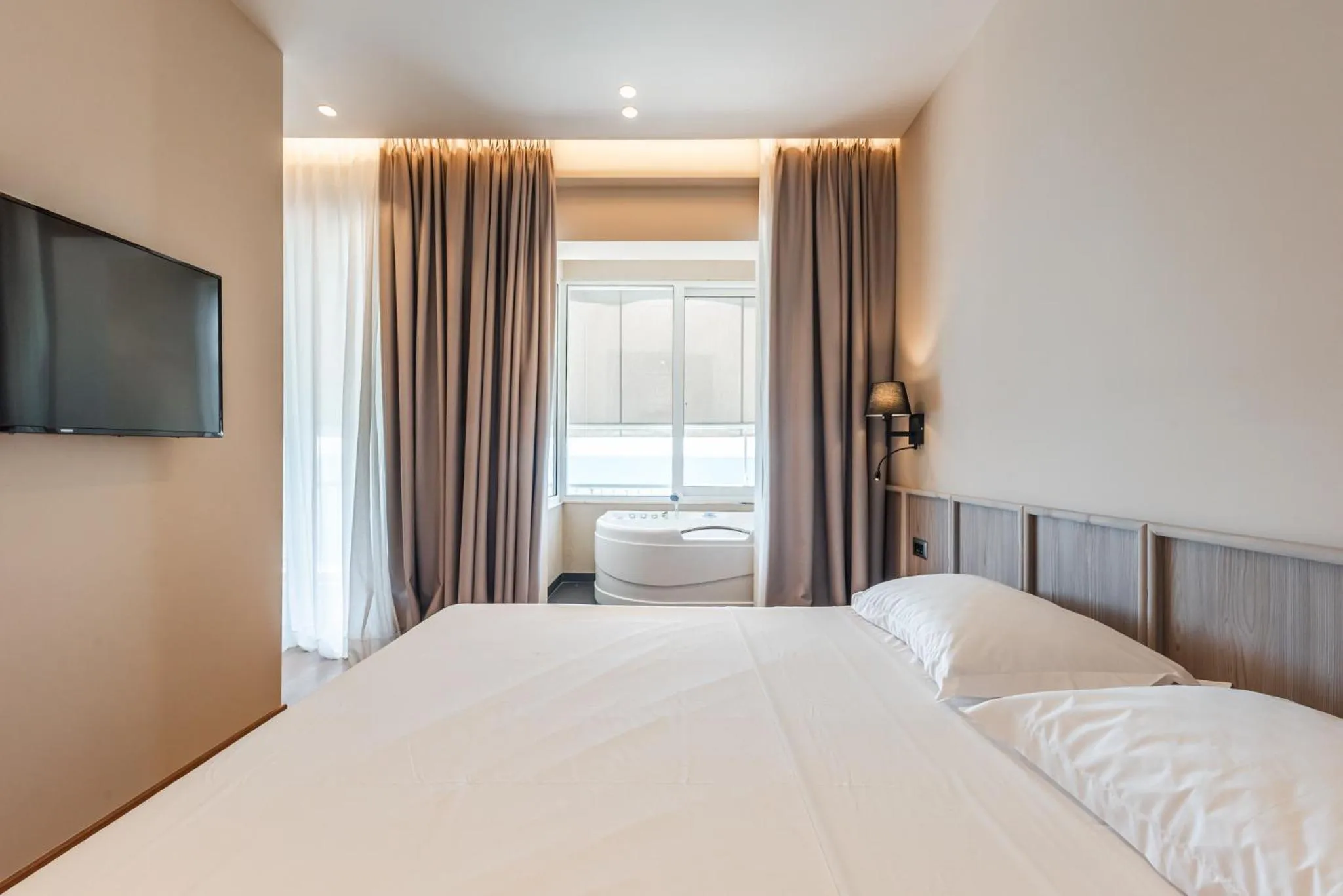 Hot Tub, Bed in Aragosta Hotel