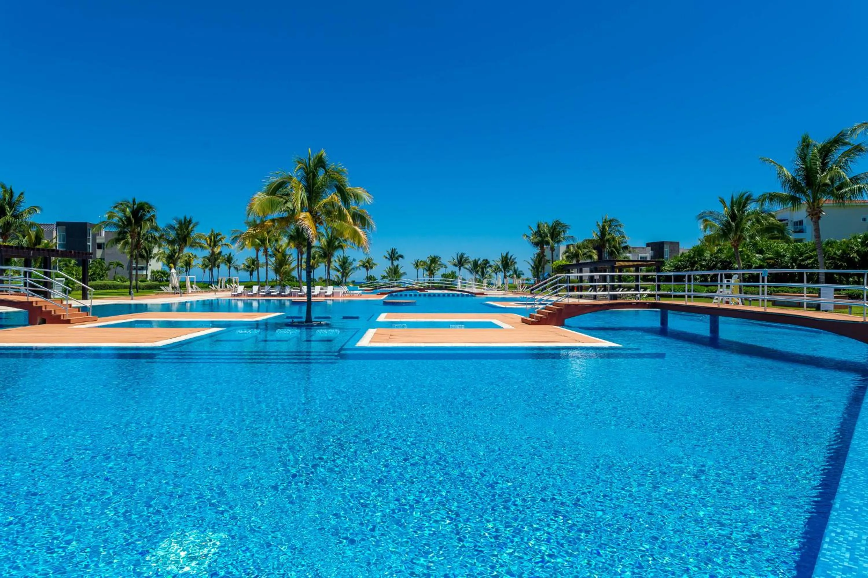Swimming pool in Mareazul Beach Front Condos At playa del Carmen