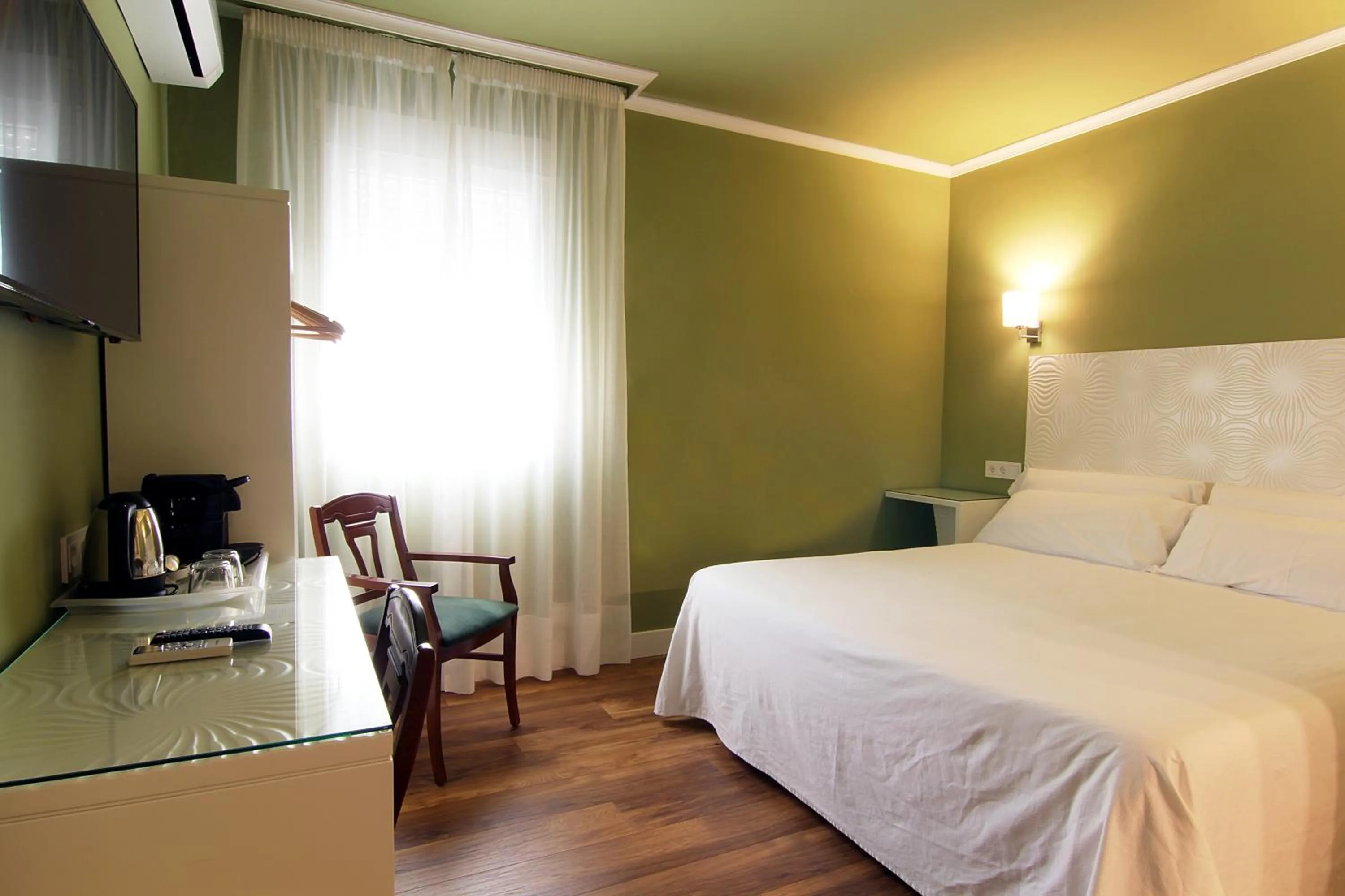 Coffee/tea facilities, Bed in Hostal Los Castañuelos