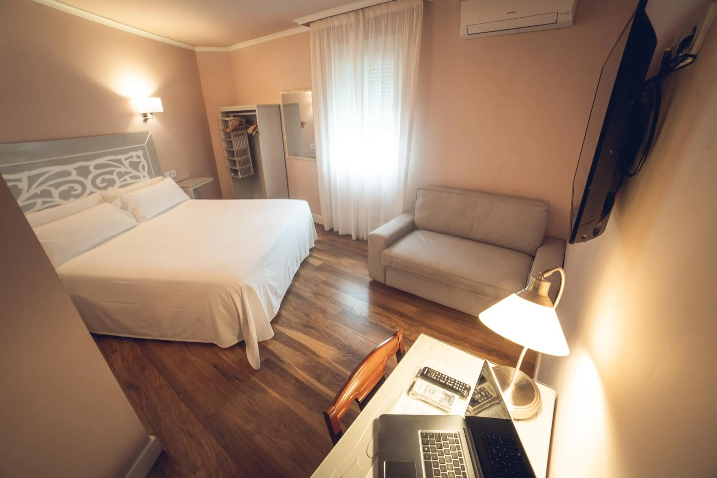 Bed in Hostal Los Castañuelos