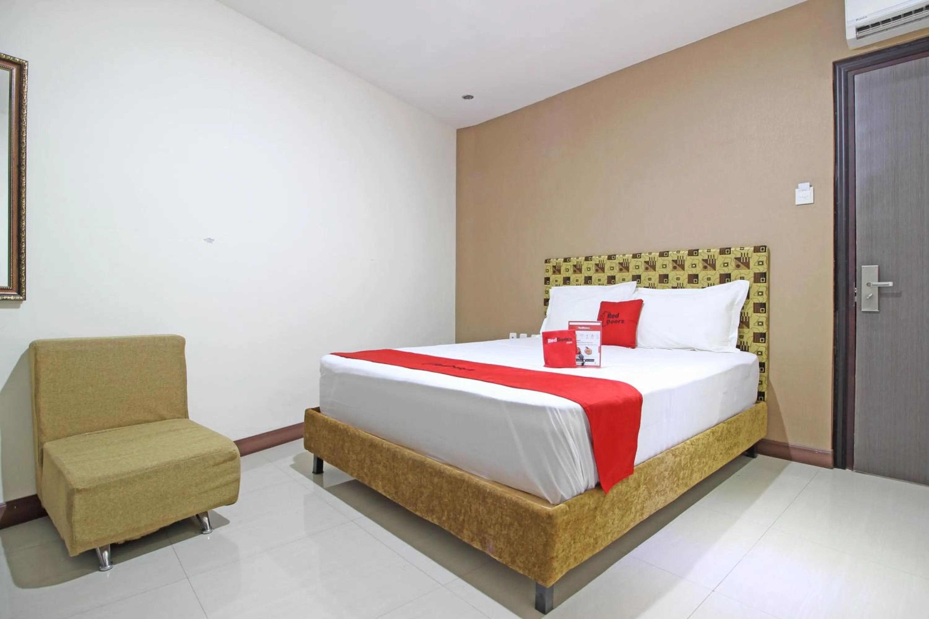 Bedroom, Bed in RedDoorz near UNS Solo