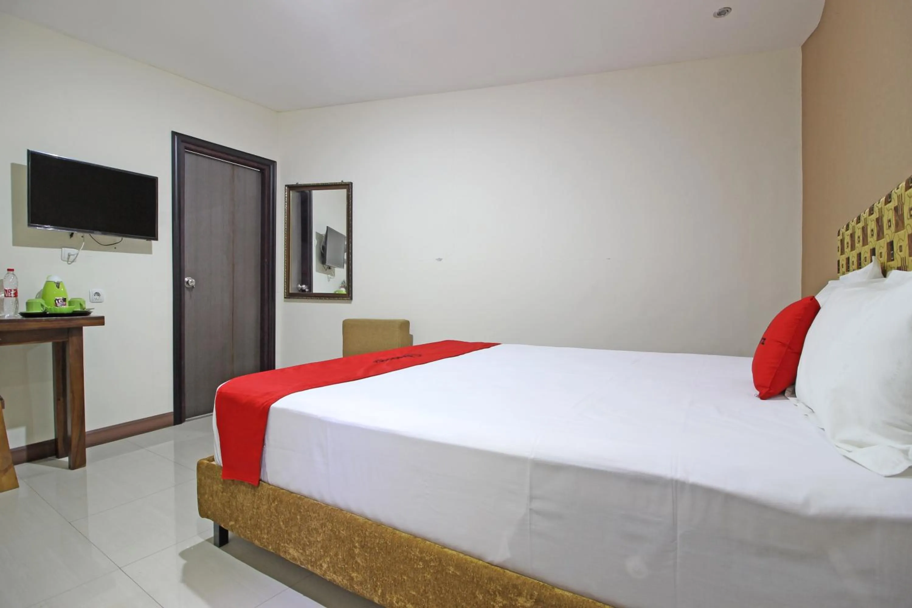 Bedroom, Bed in RedDoorz near UNS Solo