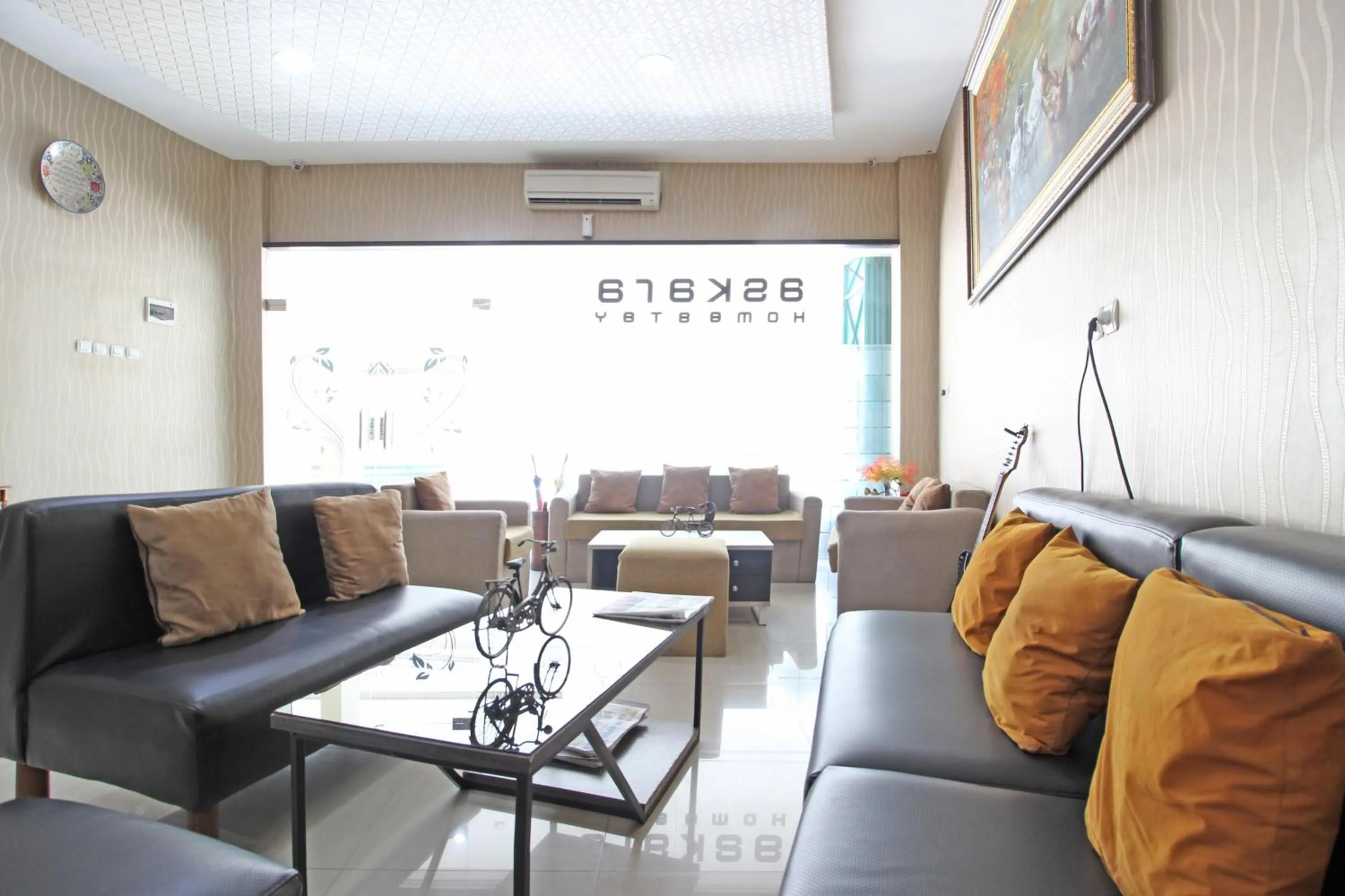 Lobby or reception in RedDoorz near UNS Solo