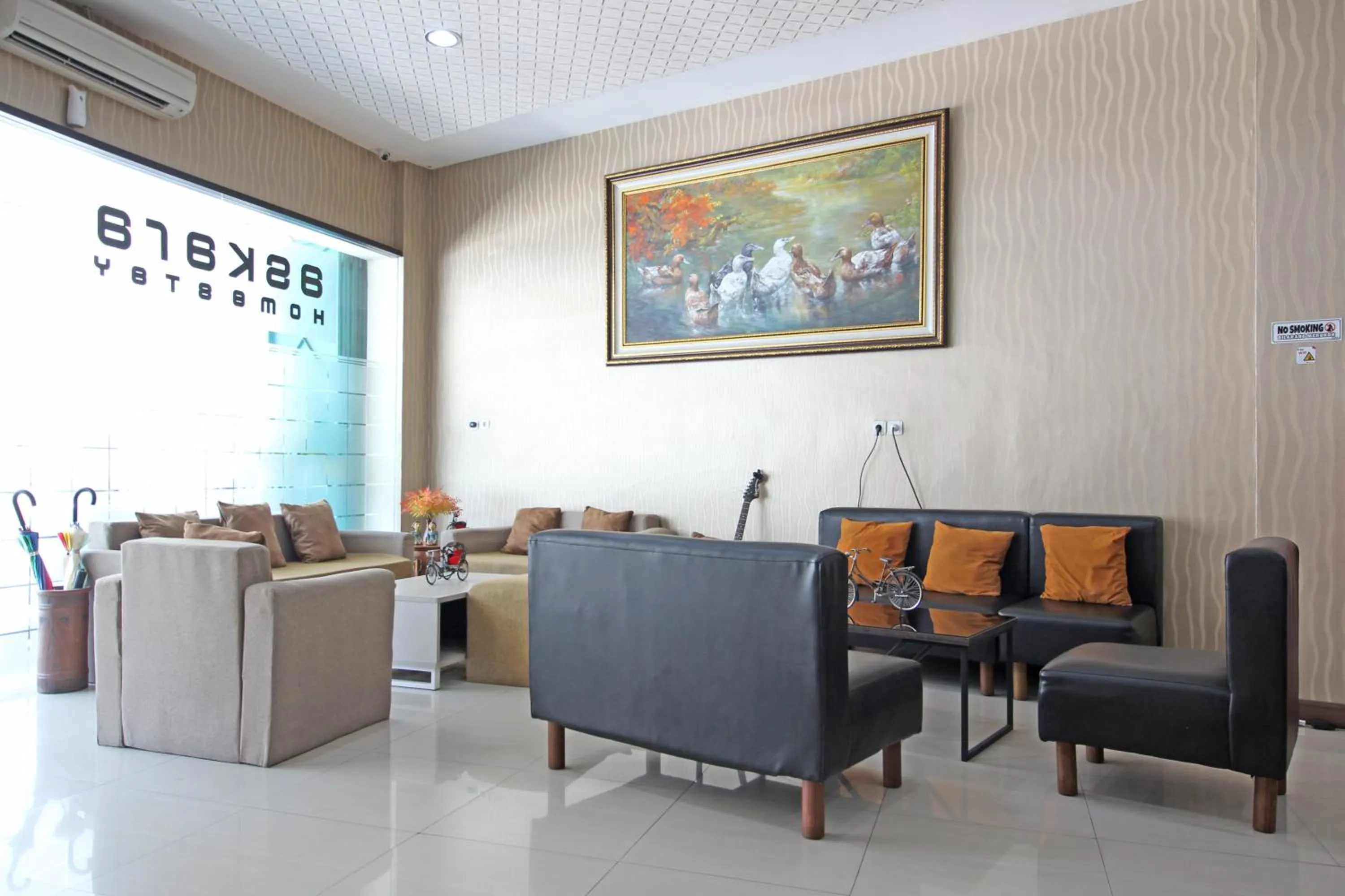 Lobby or reception in RedDoorz near UNS Solo