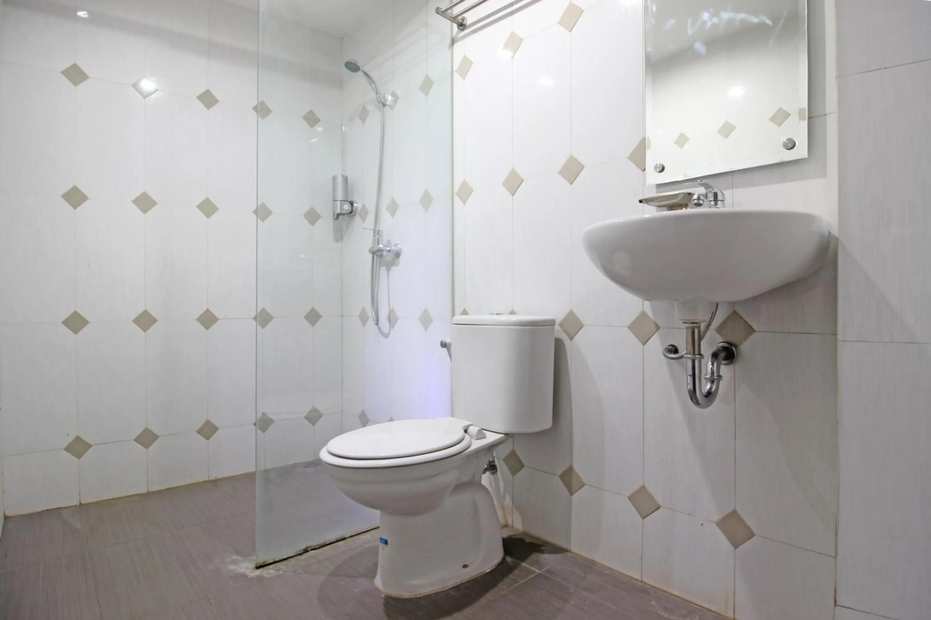 Bathroom in RedDoorz near UNS Solo