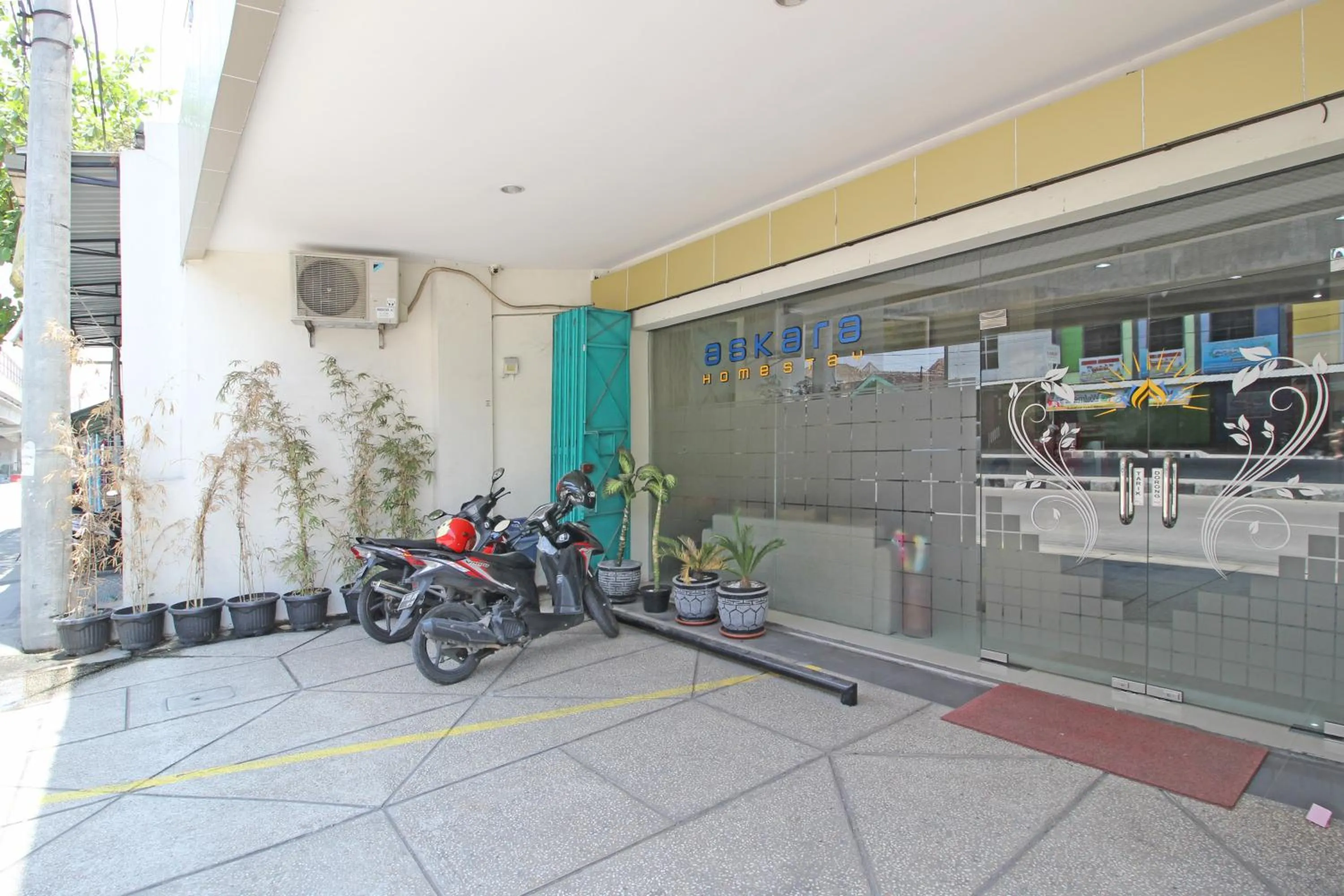 Property building in RedDoorz near UNS Solo