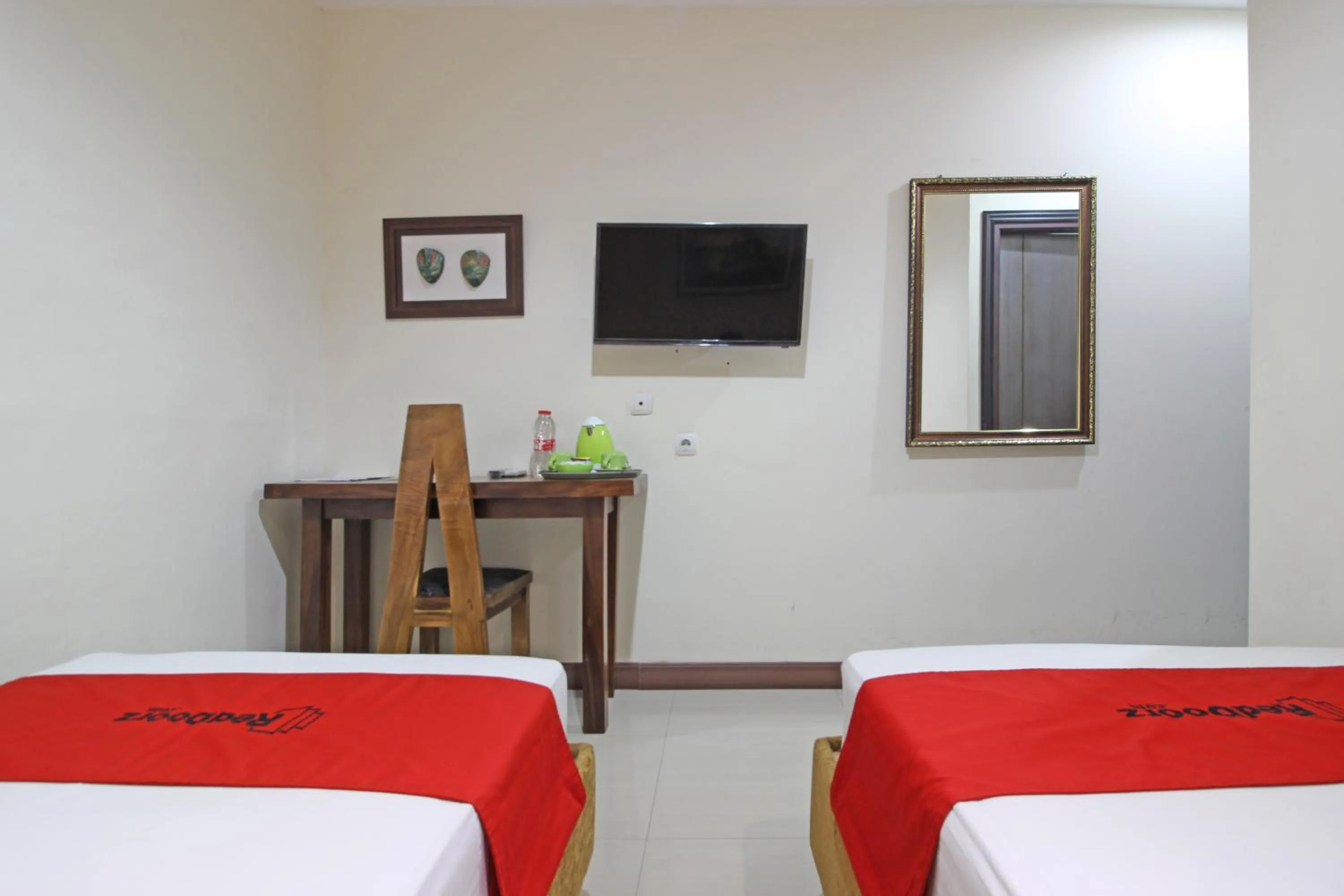 Bedroom, Bed in RedDoorz near UNS Solo