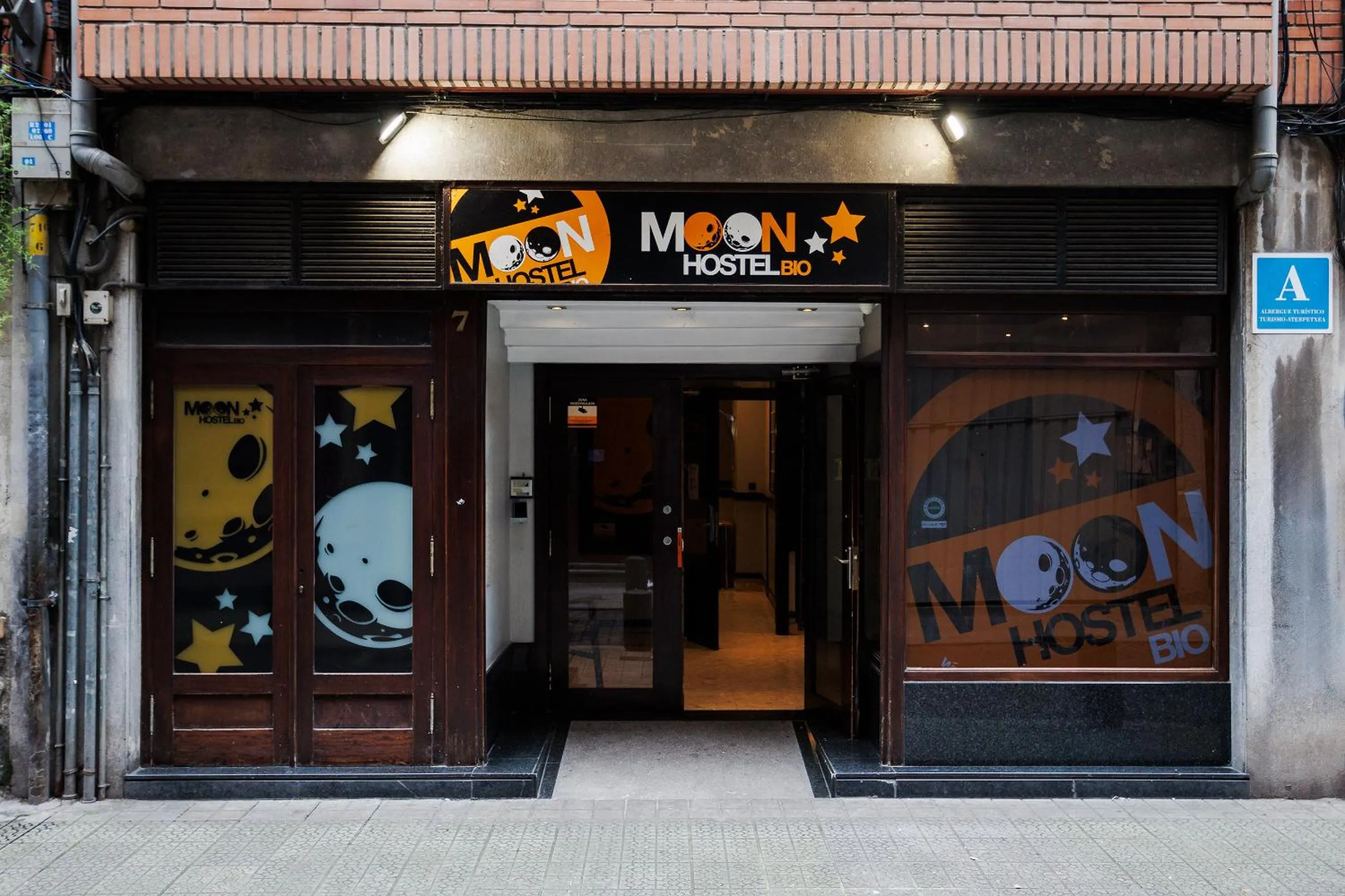 Facade/entrance in Moon Hostel Bio