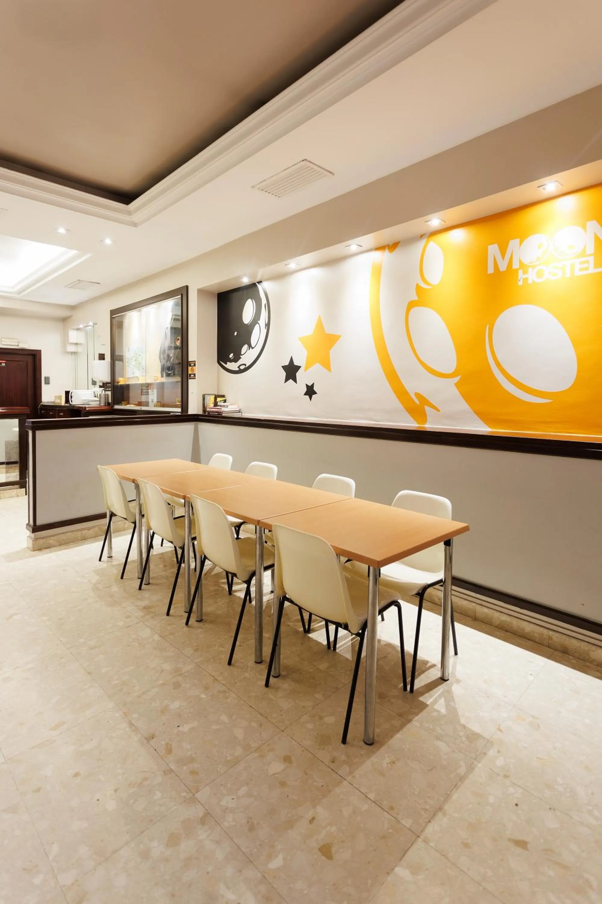 Dining area in Moon Hostel Bio