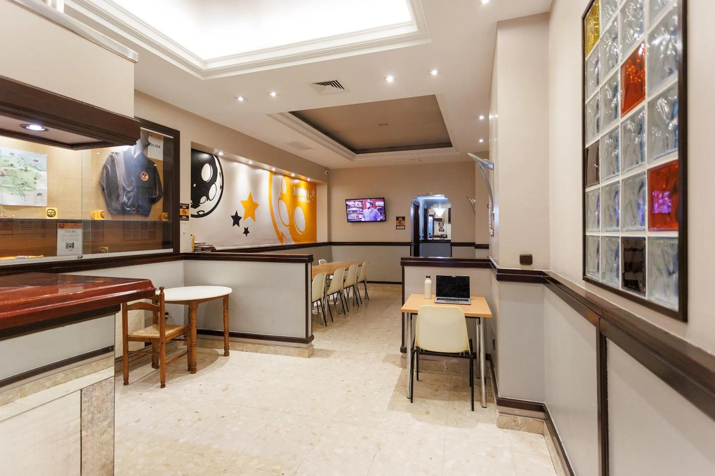 Dining area in Moon Hostel Bio