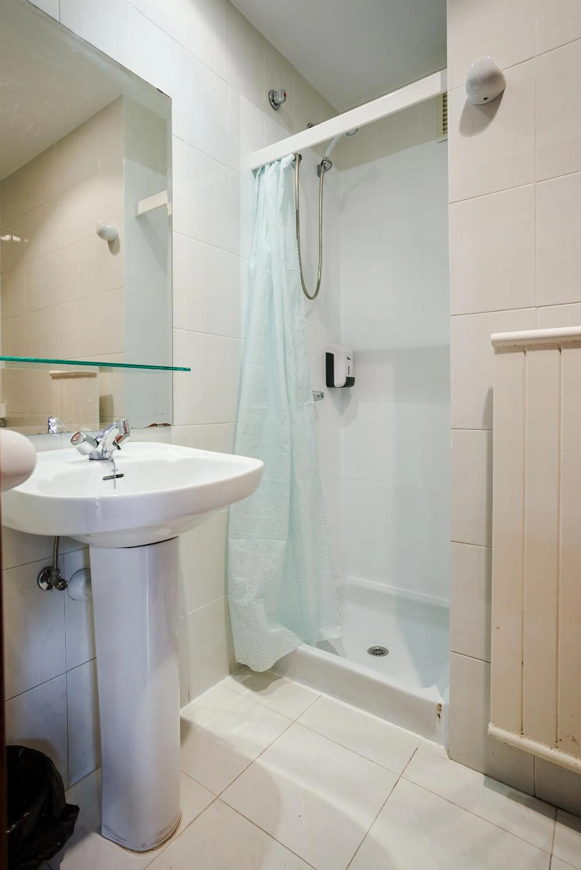 Shower in Moon Hostel Bio