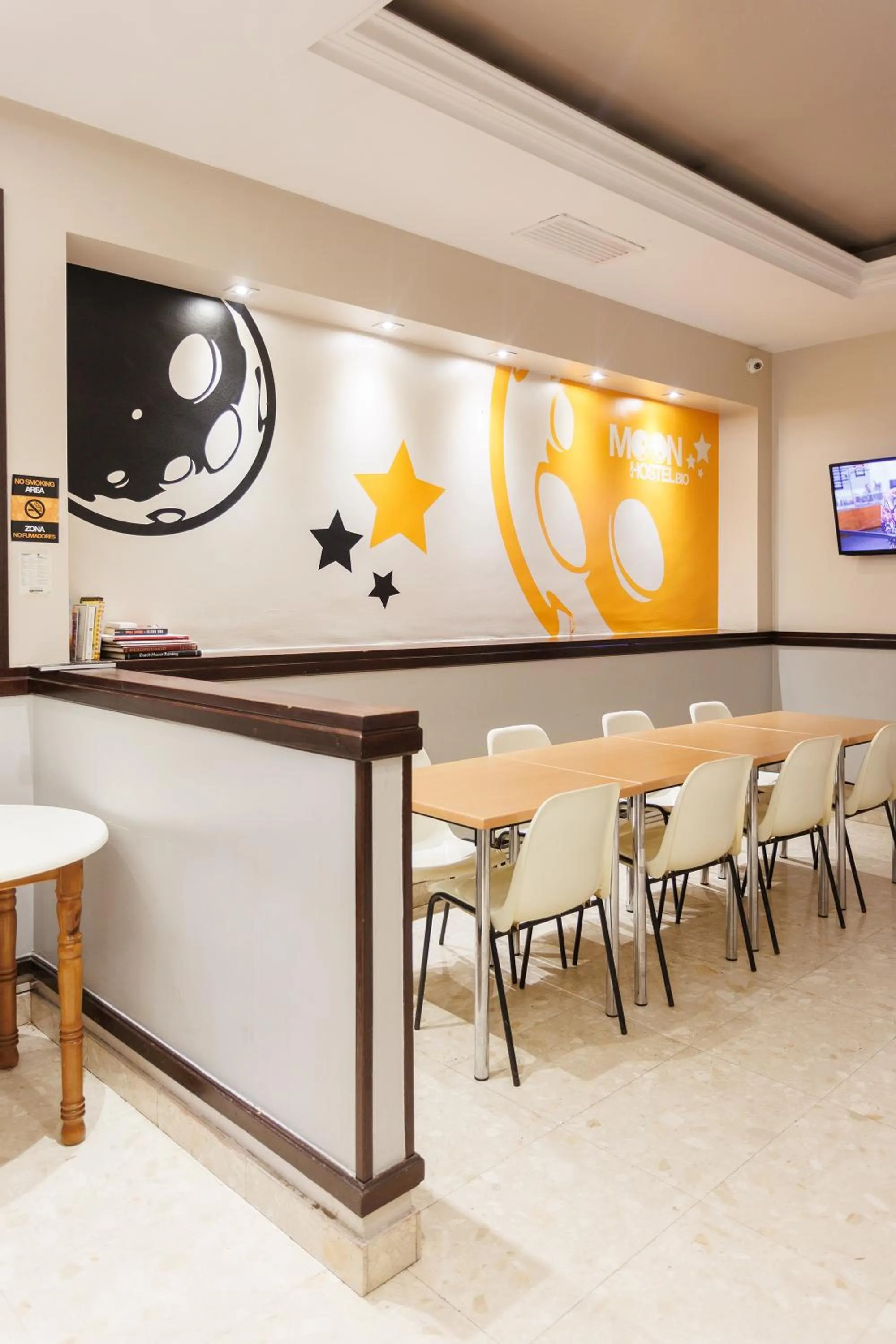 Dining area in Moon Hostel Bio