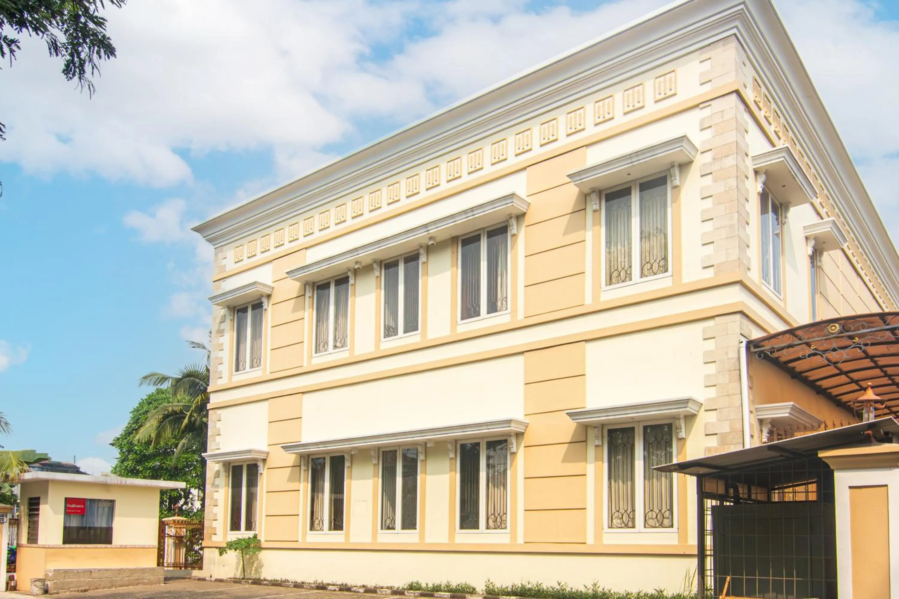 Facade/entrance in RedDoorz @ Permata Sari Karawaci