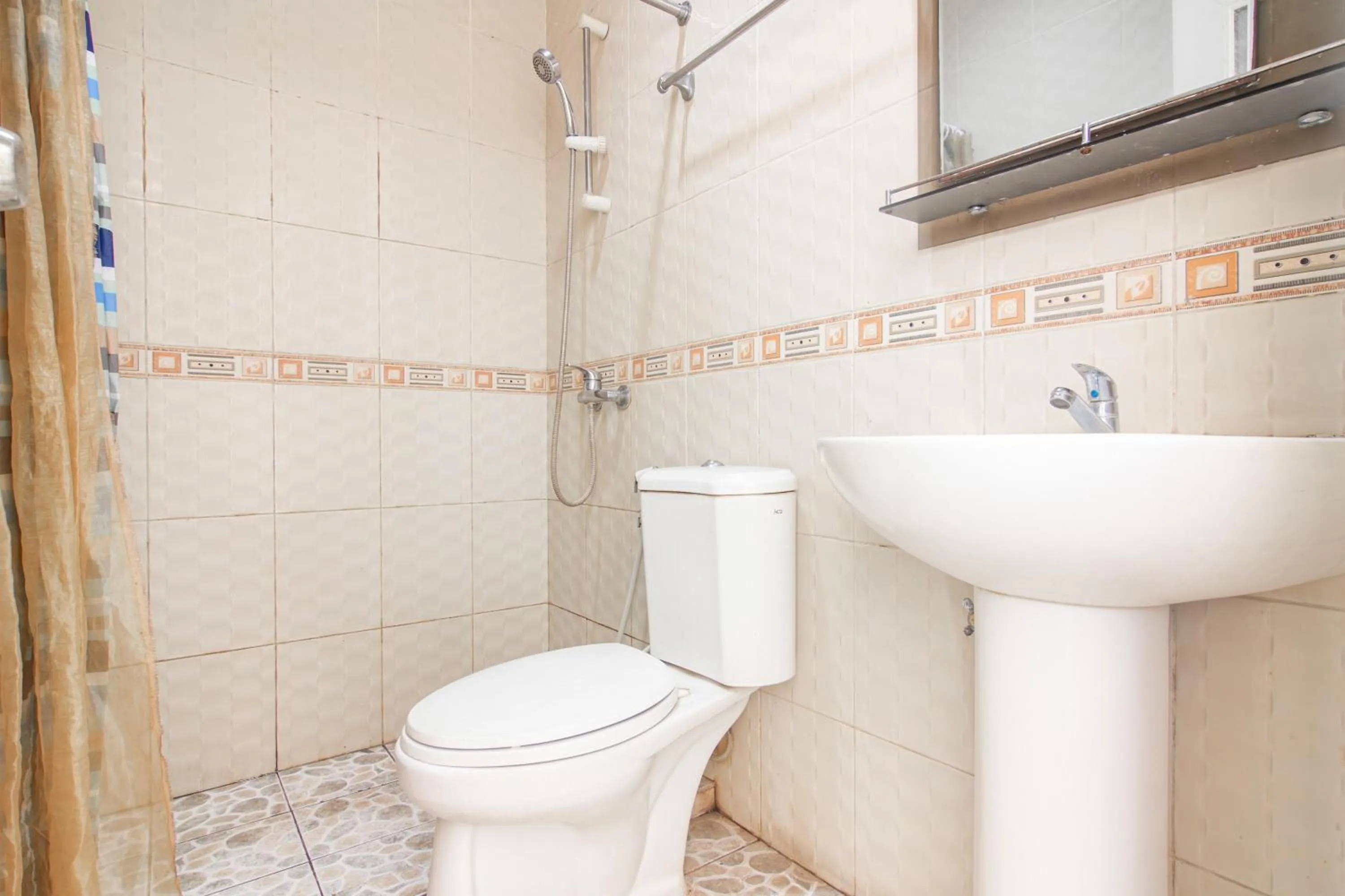 Bathroom in RedDoorz @ Permata Sari Karawaci