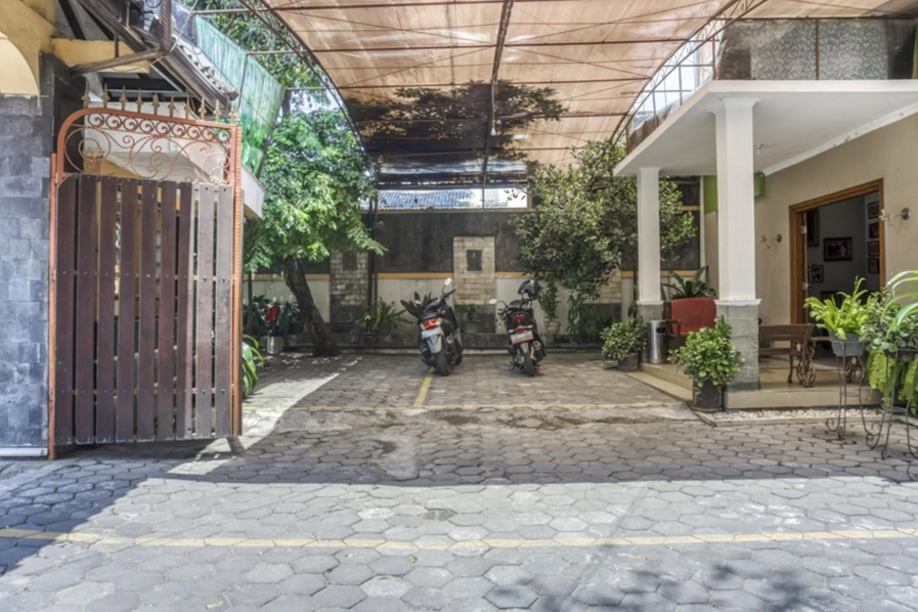 Facade/entrance in RedDoorz Syariah @ Raya Tajem Maguwo