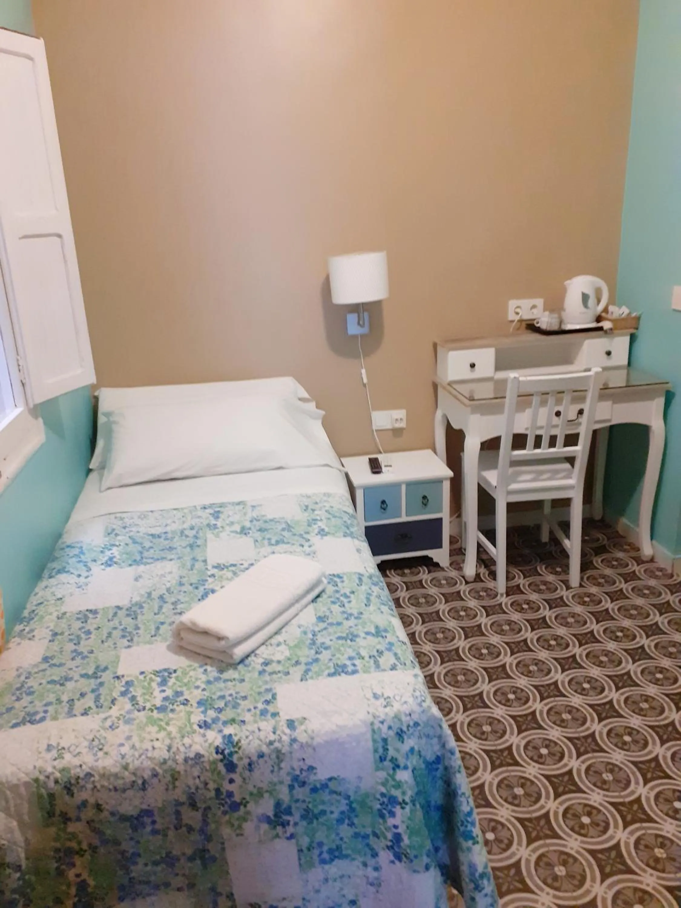 Budget Single Room in Pension Arena Alicante