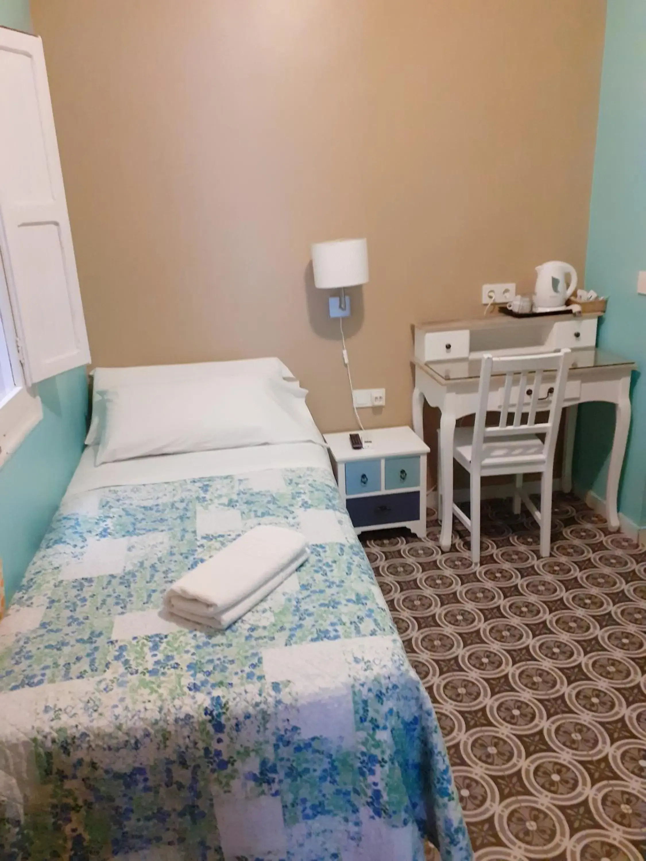 Budget Single Room in Pension Arena Alicante Budget Single Room in Pension Arena Alicante
