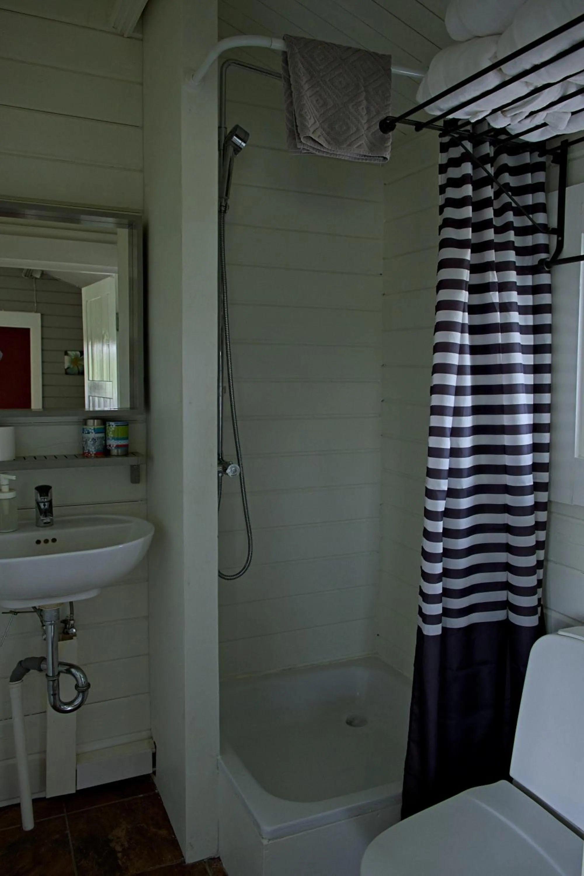 Shower in Hraunsnef Country Hotel