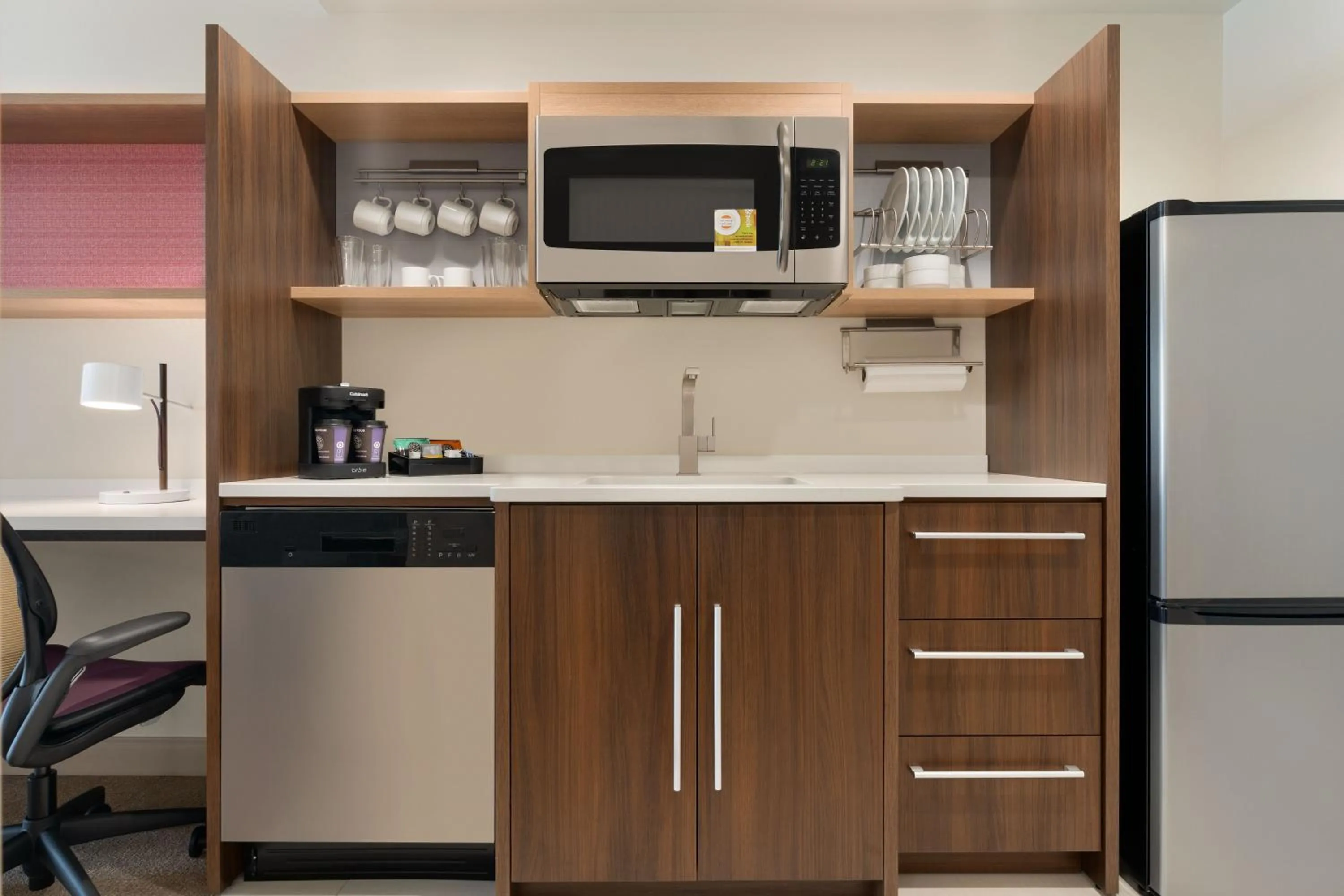 Kitchen or kitchenette in Home2 Suites By Hilton Newark Airport
