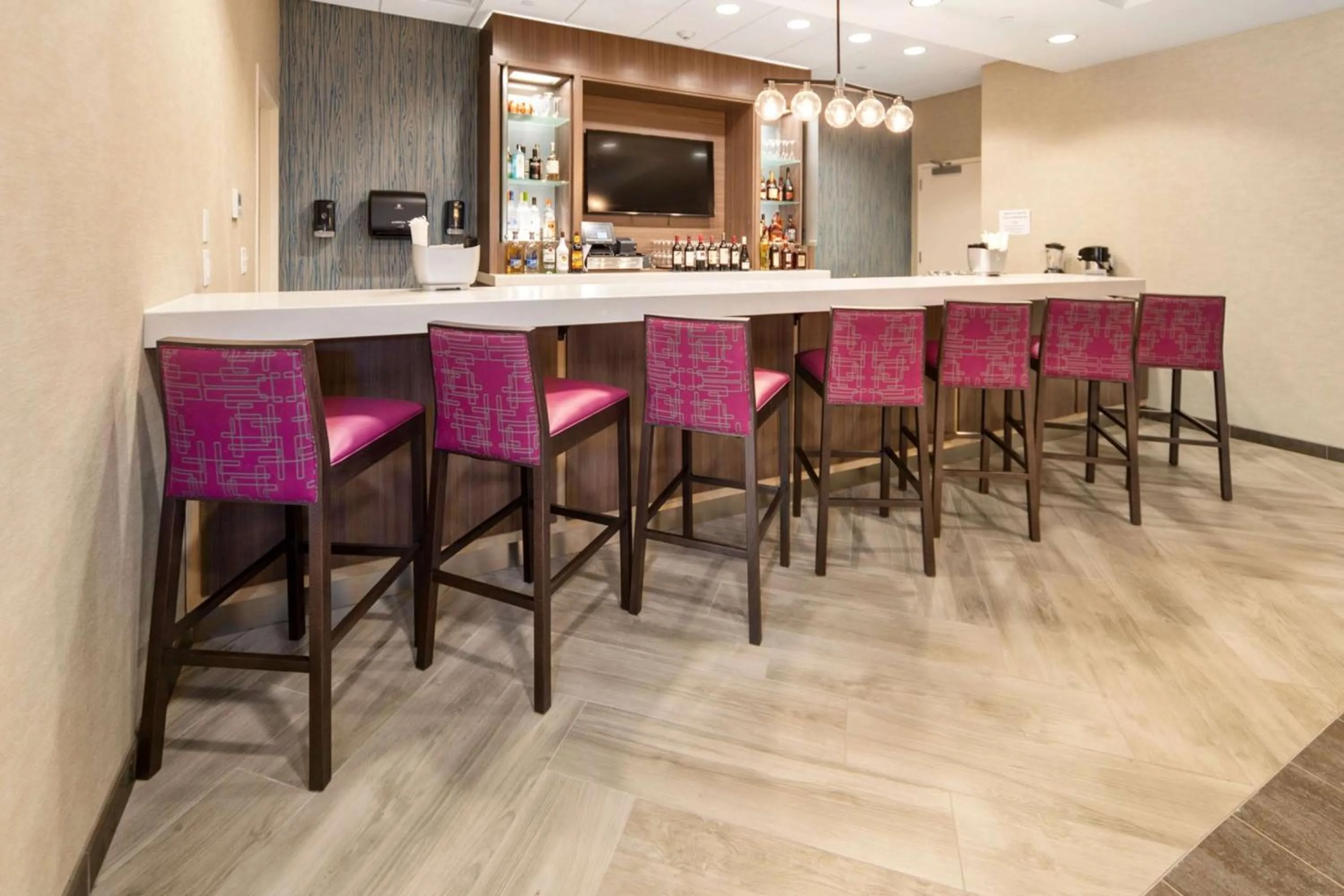 Lounge or bar in Home2 Suites By Hilton Newark Airport