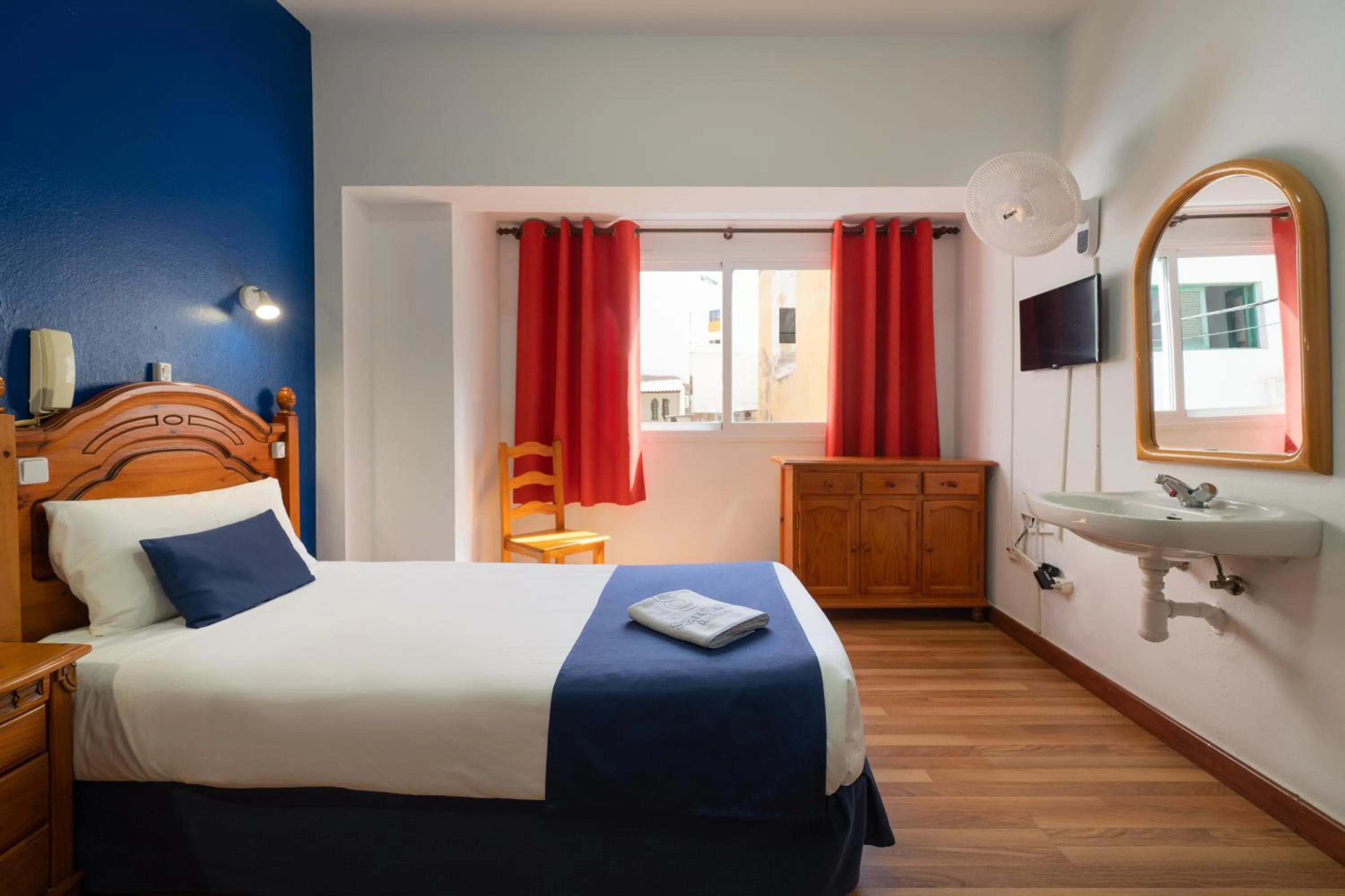 Bedroom, Bed in Hostal San Ginés