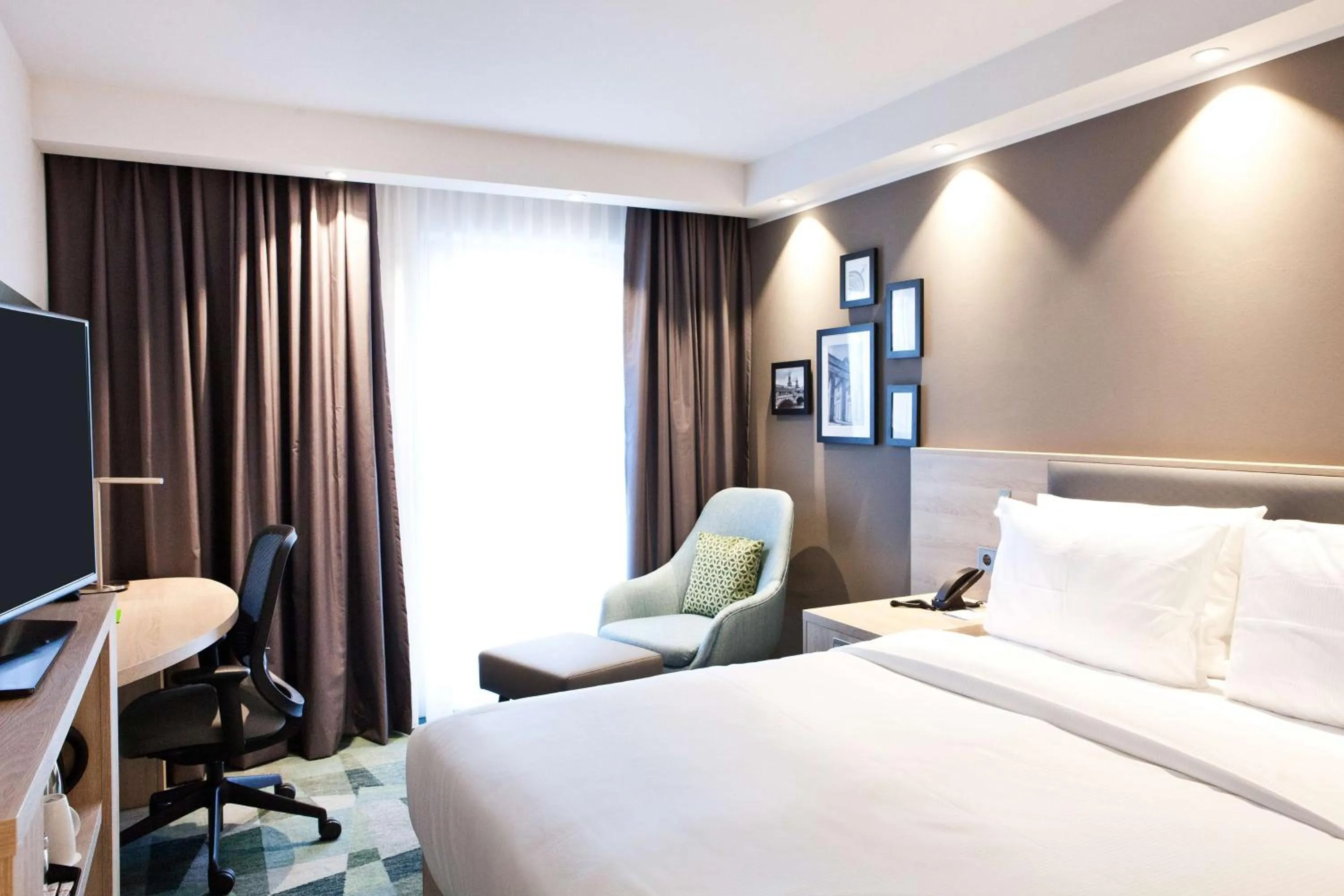 Bed in Hampton By Hilton Berlin City East Side Gallery