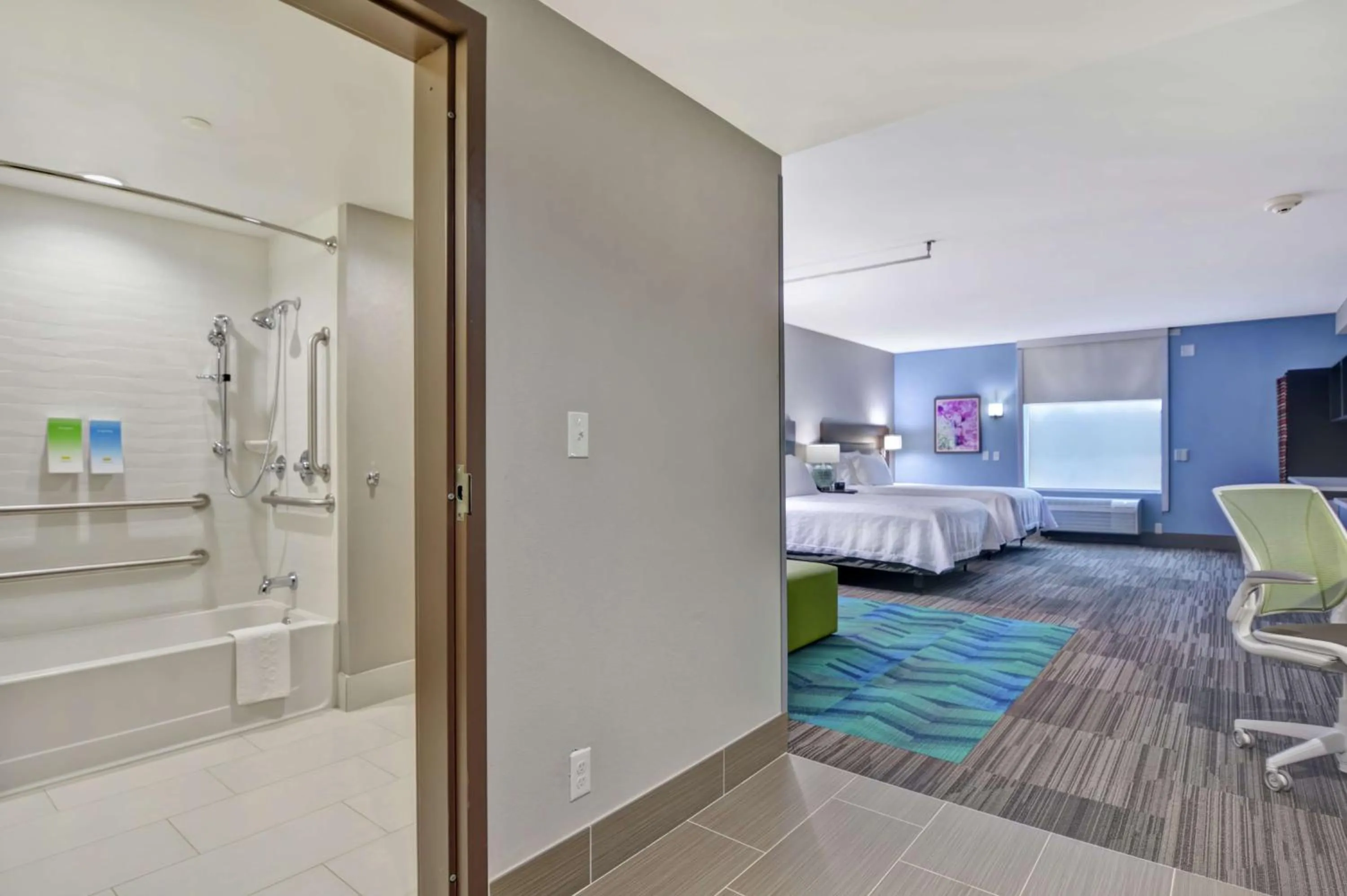 Bathroom, Bed in Home2 Suites By Hilton Springdale