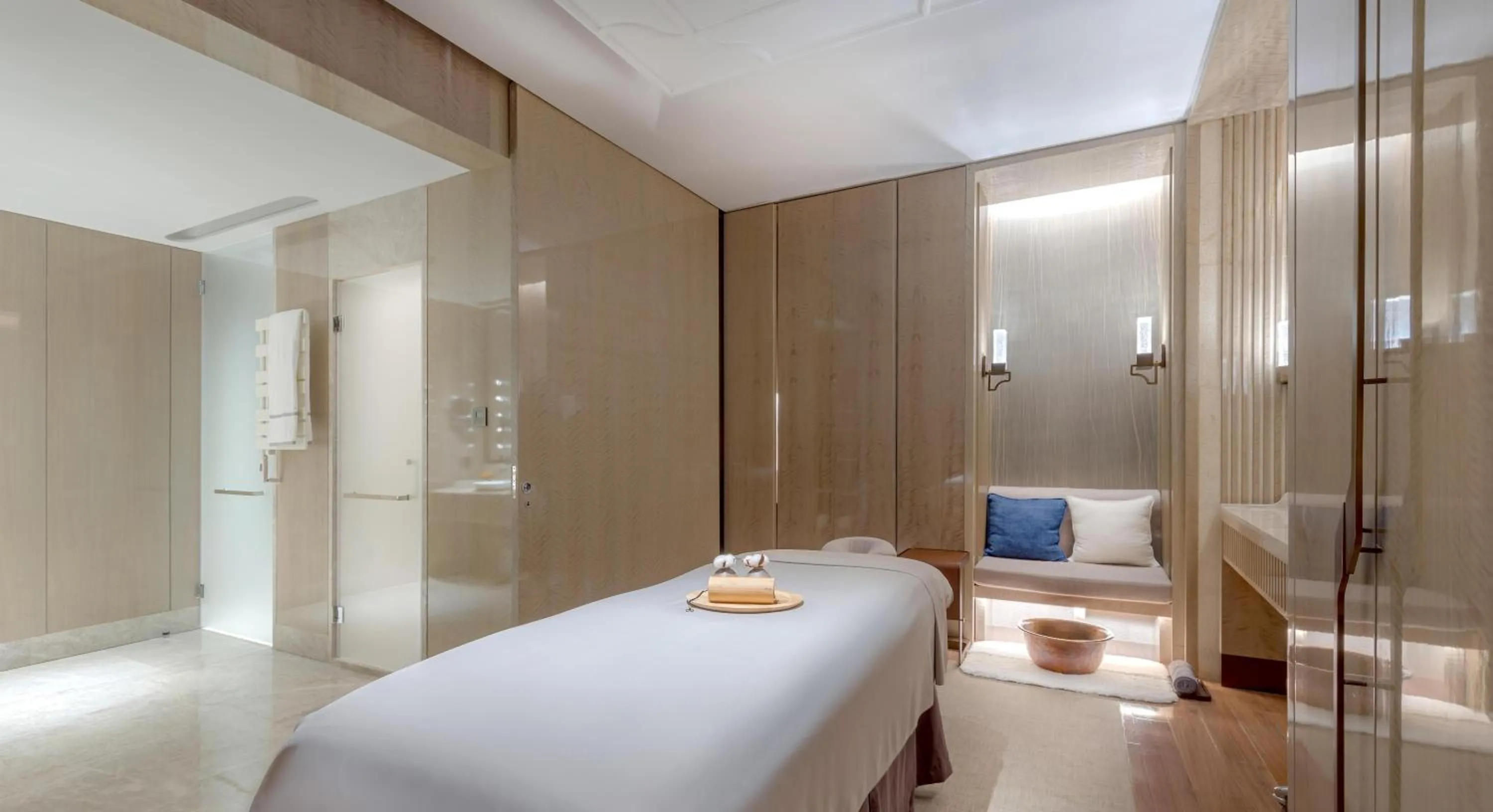 Spa and wellness centre/facilities, Bed in Conrad Hangzhou