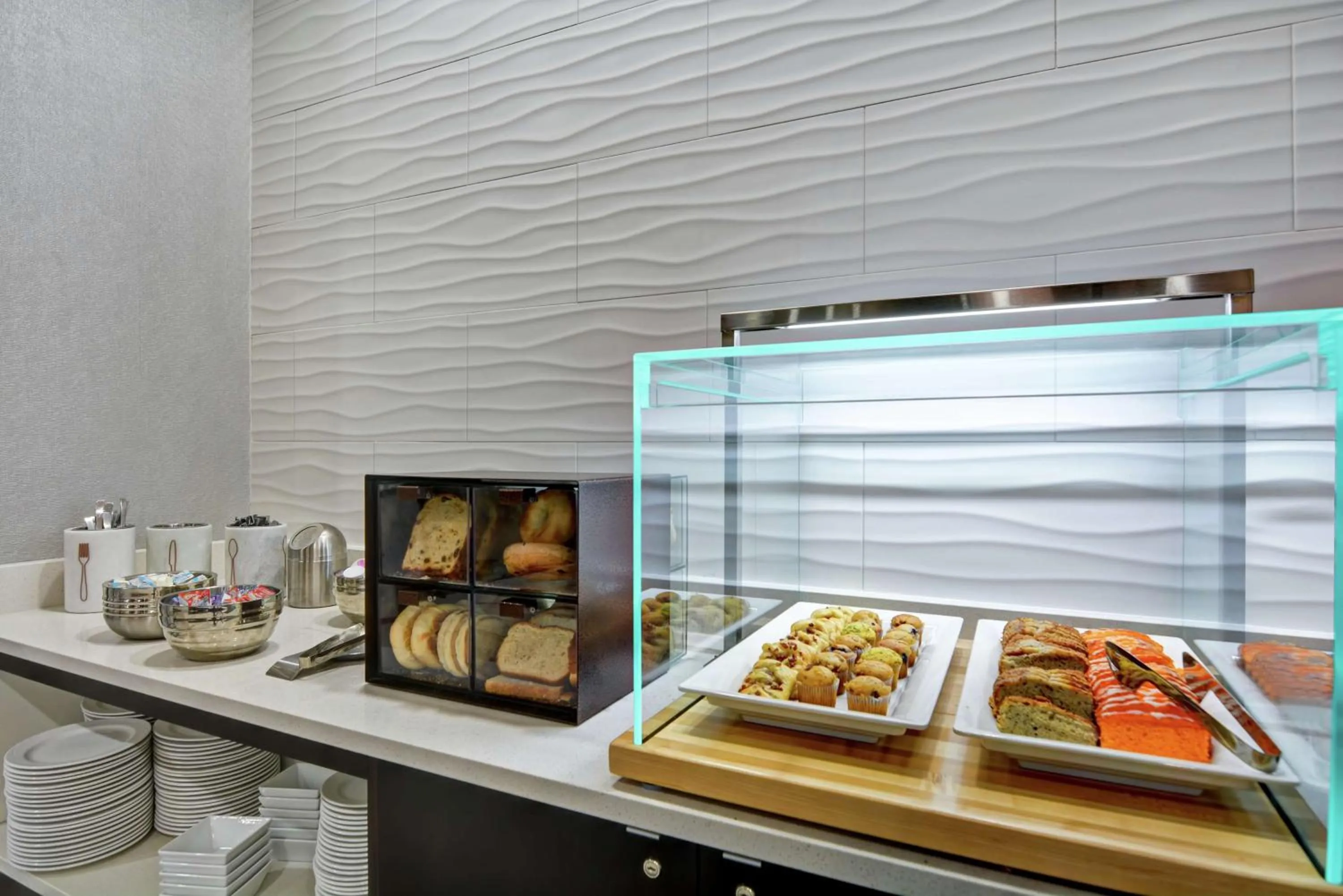 Dining area in Embassy Suites By Hilton Plainfield Indianapolis Airport
