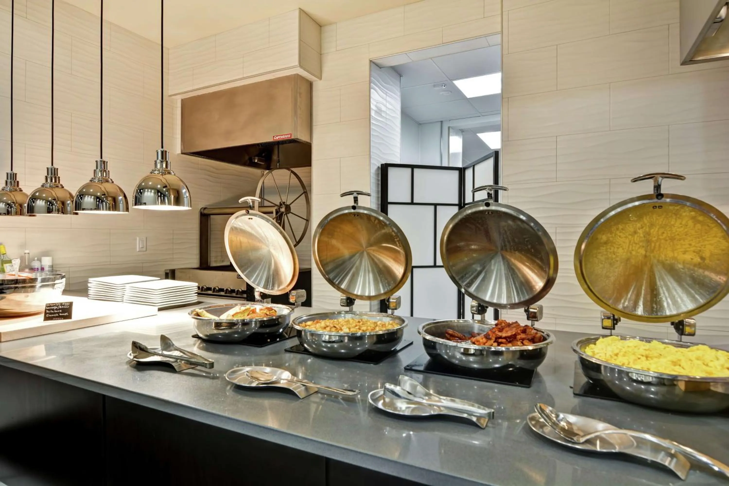 Dining area in Embassy Suites By Hilton Plainfield Indianapolis Airport