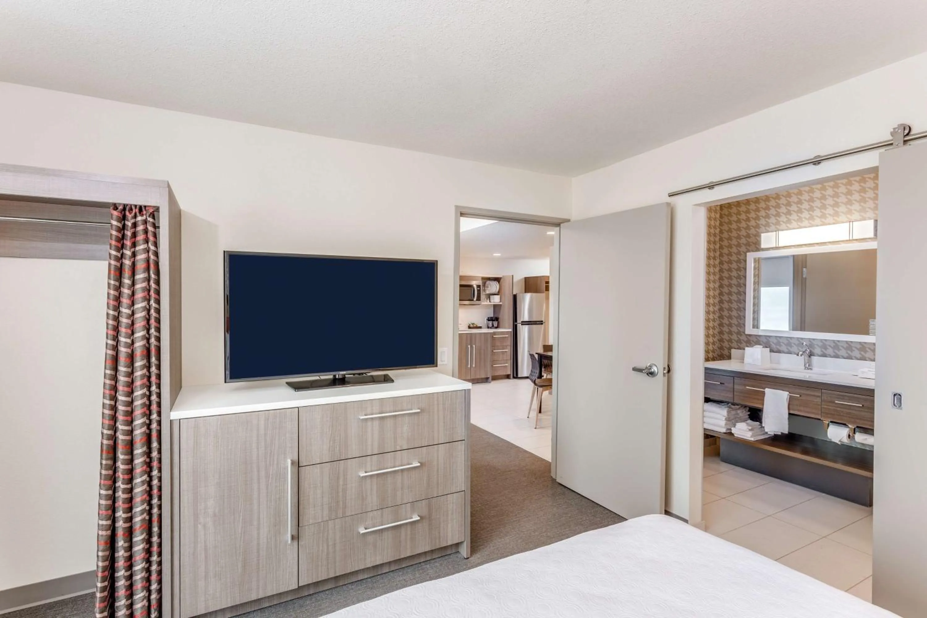 Kitchen or kitchenette, Bed in Home 2 Suites By Hilton Indianapolis Northwest