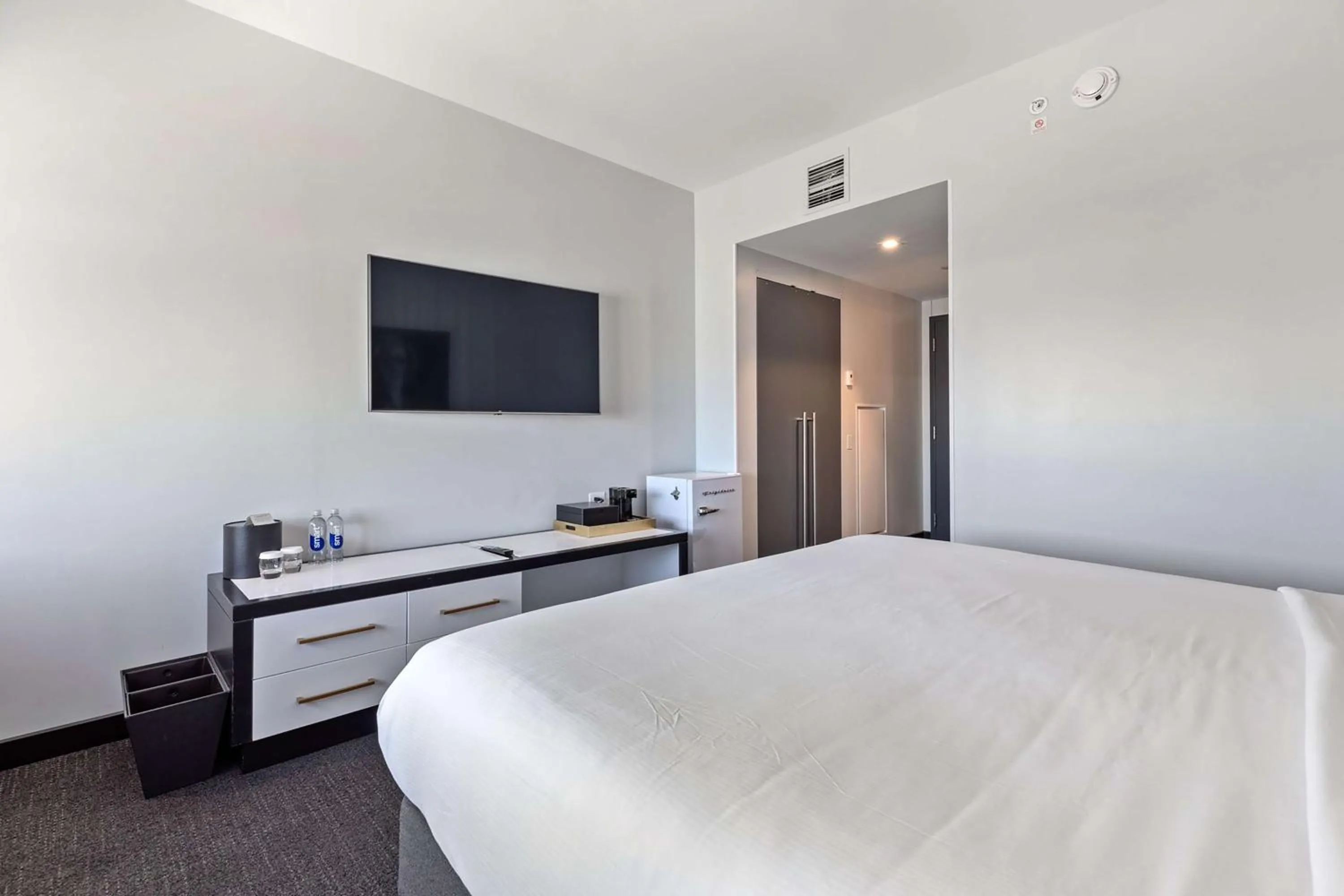 Bed in The Rose Chicago, Tapestry Collection By Hilton