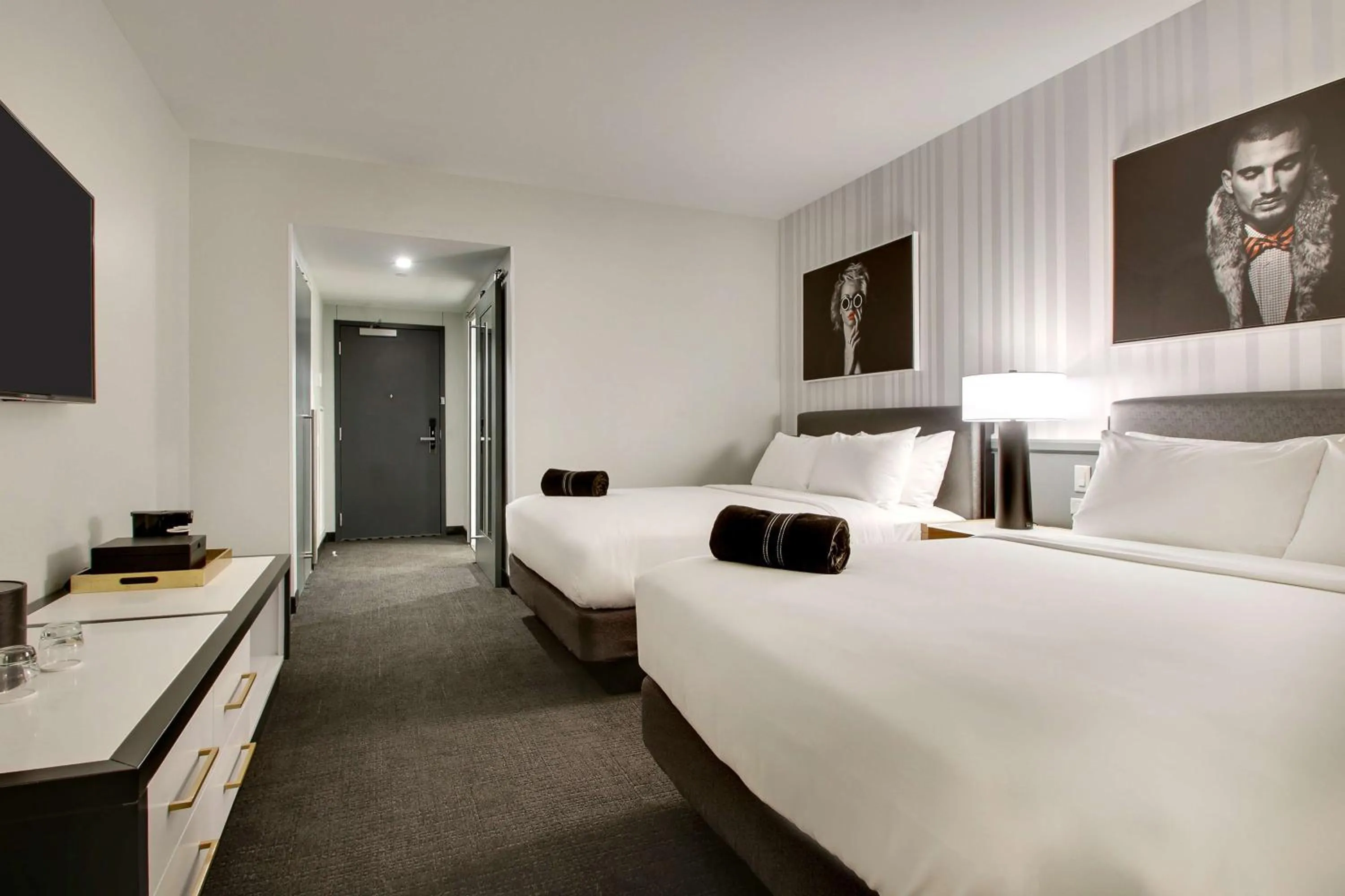 Bed in The Rose Chicago, Tapestry Collection By Hilton