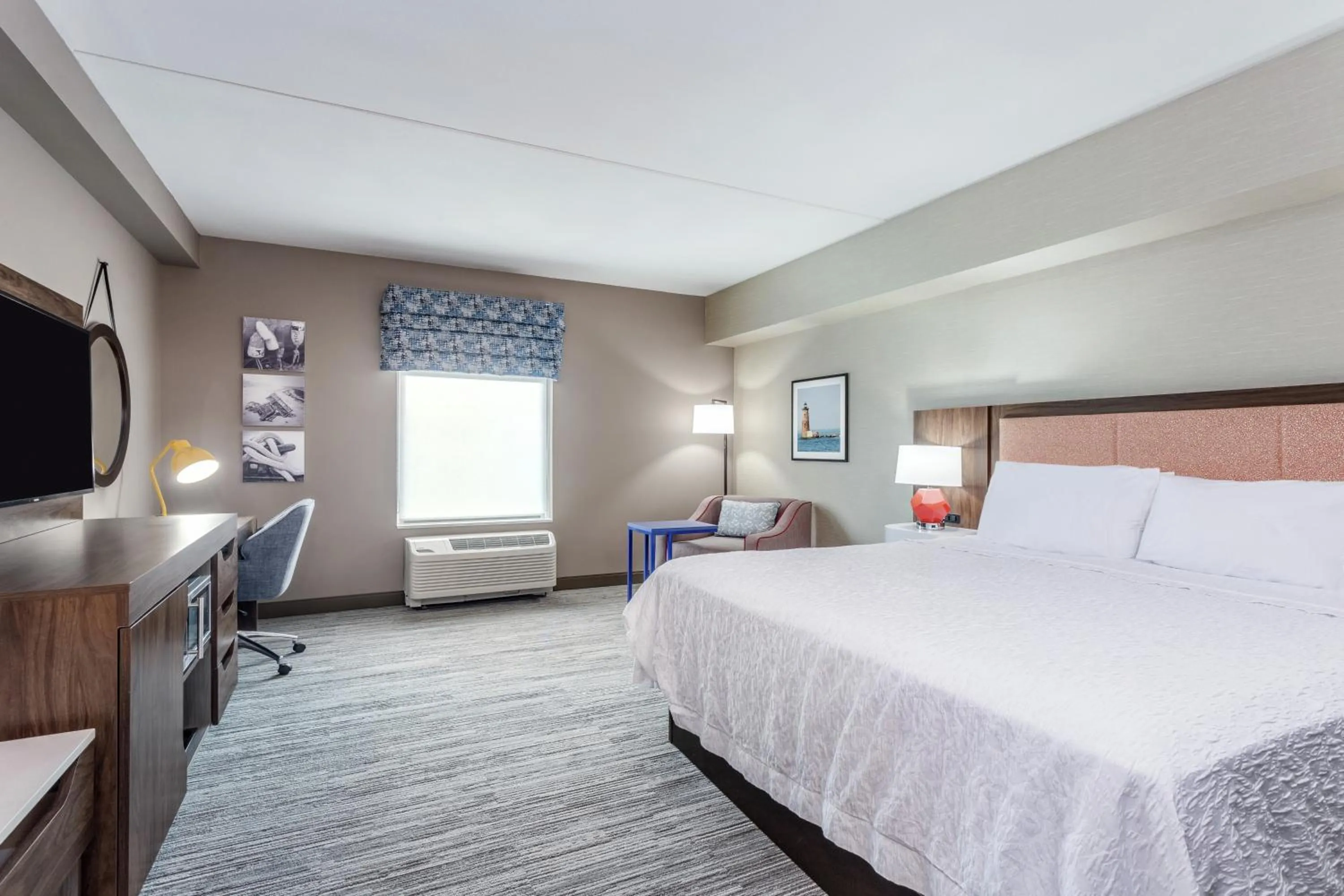 Bedroom, Bed in Hampton Inn & Suites Kittery-Portsmouth