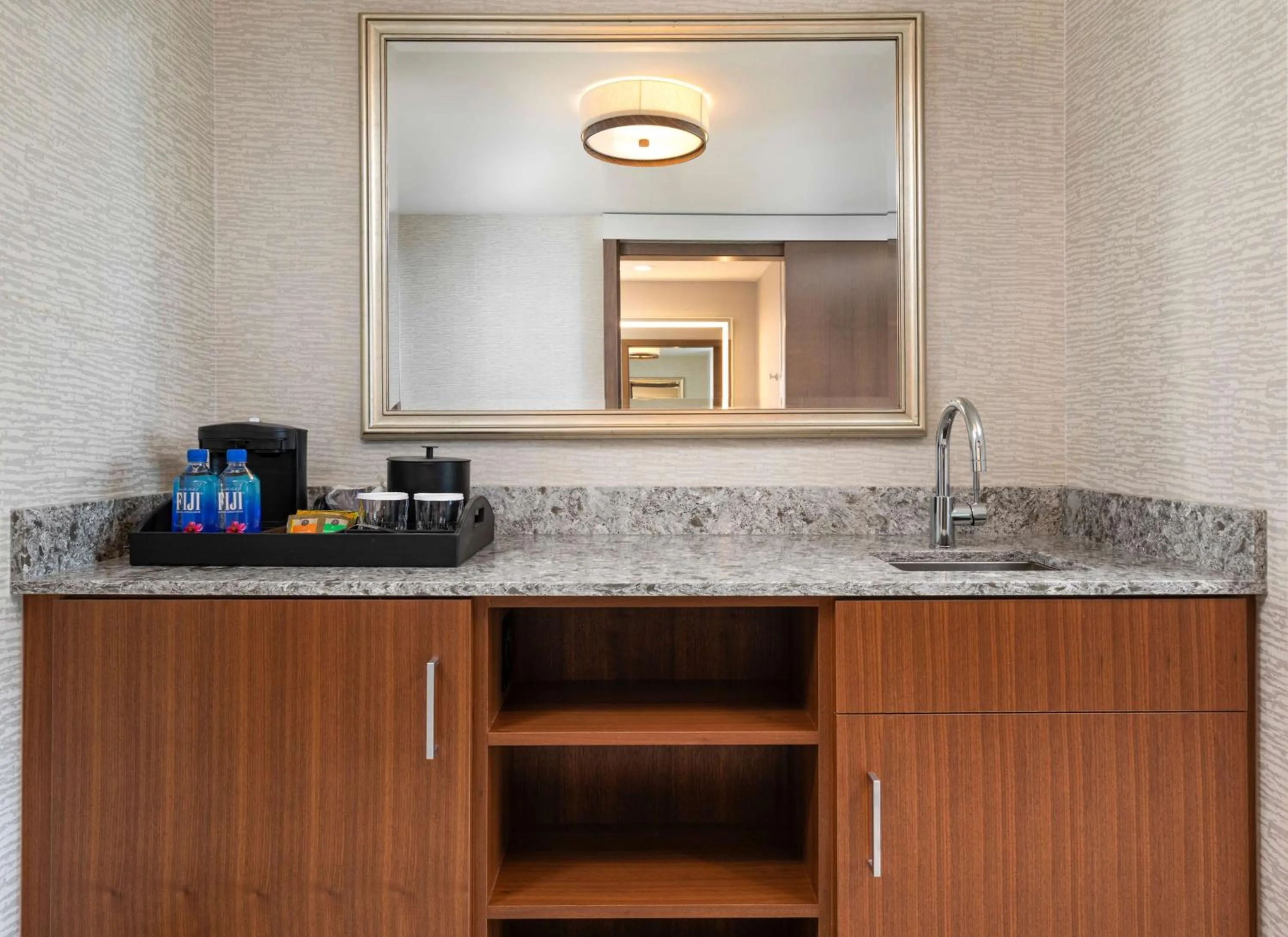 Photo of the whole room in Hilton Rochester Mayo Clinic Area