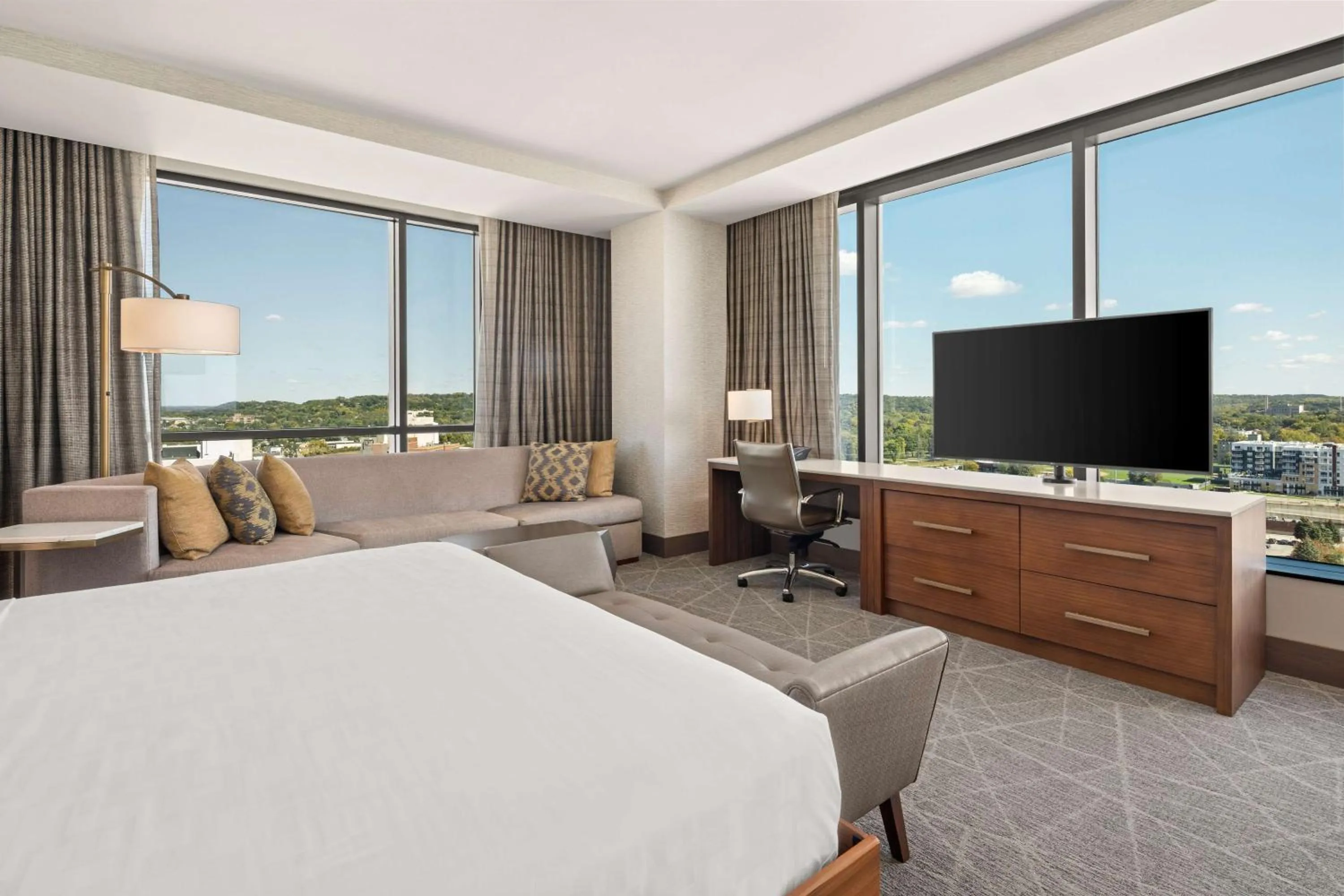 Bedroom, Bed in Hilton Rochester Mayo Clinic Area