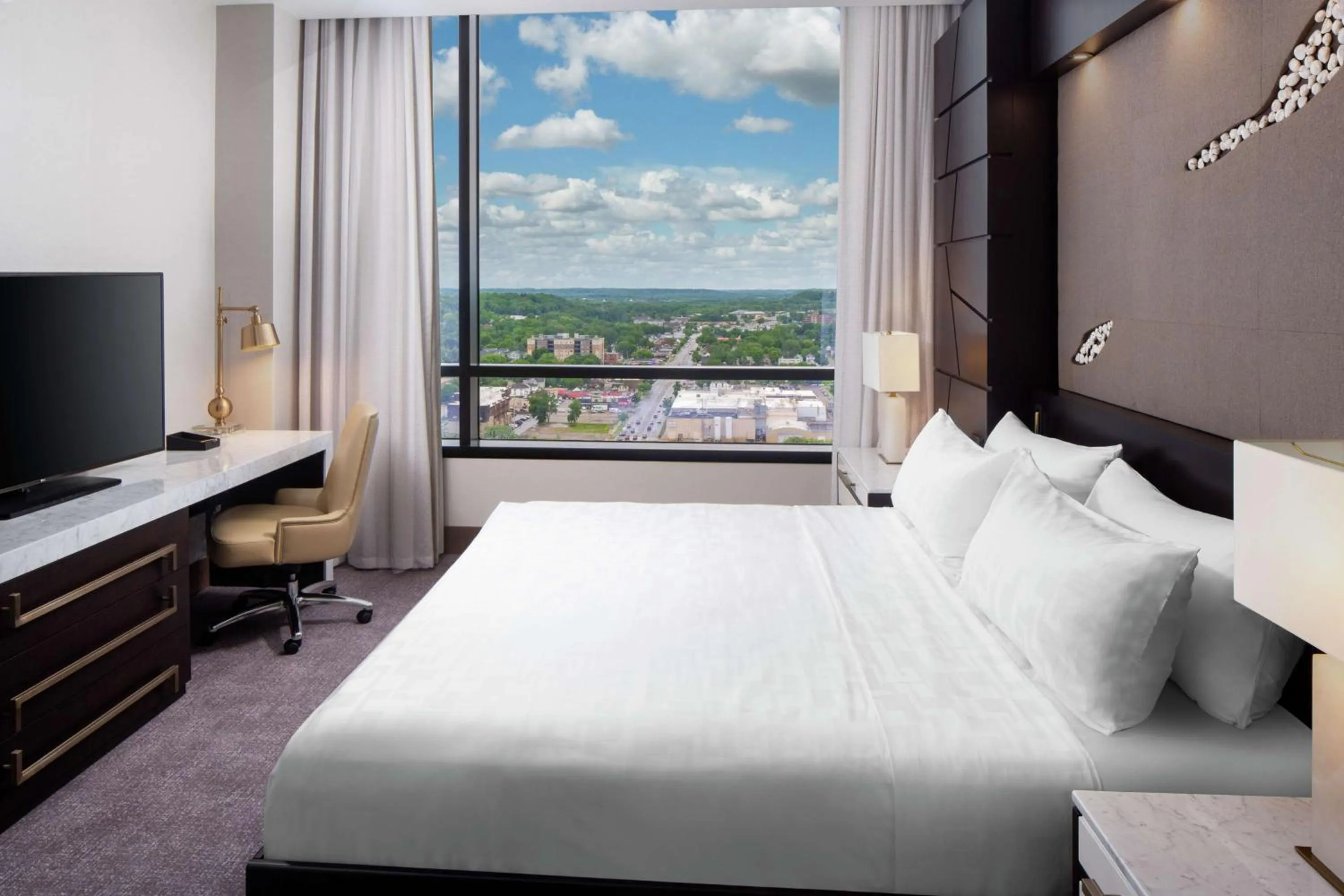 Bedroom, Bed in Hilton Rochester Mayo Clinic Area