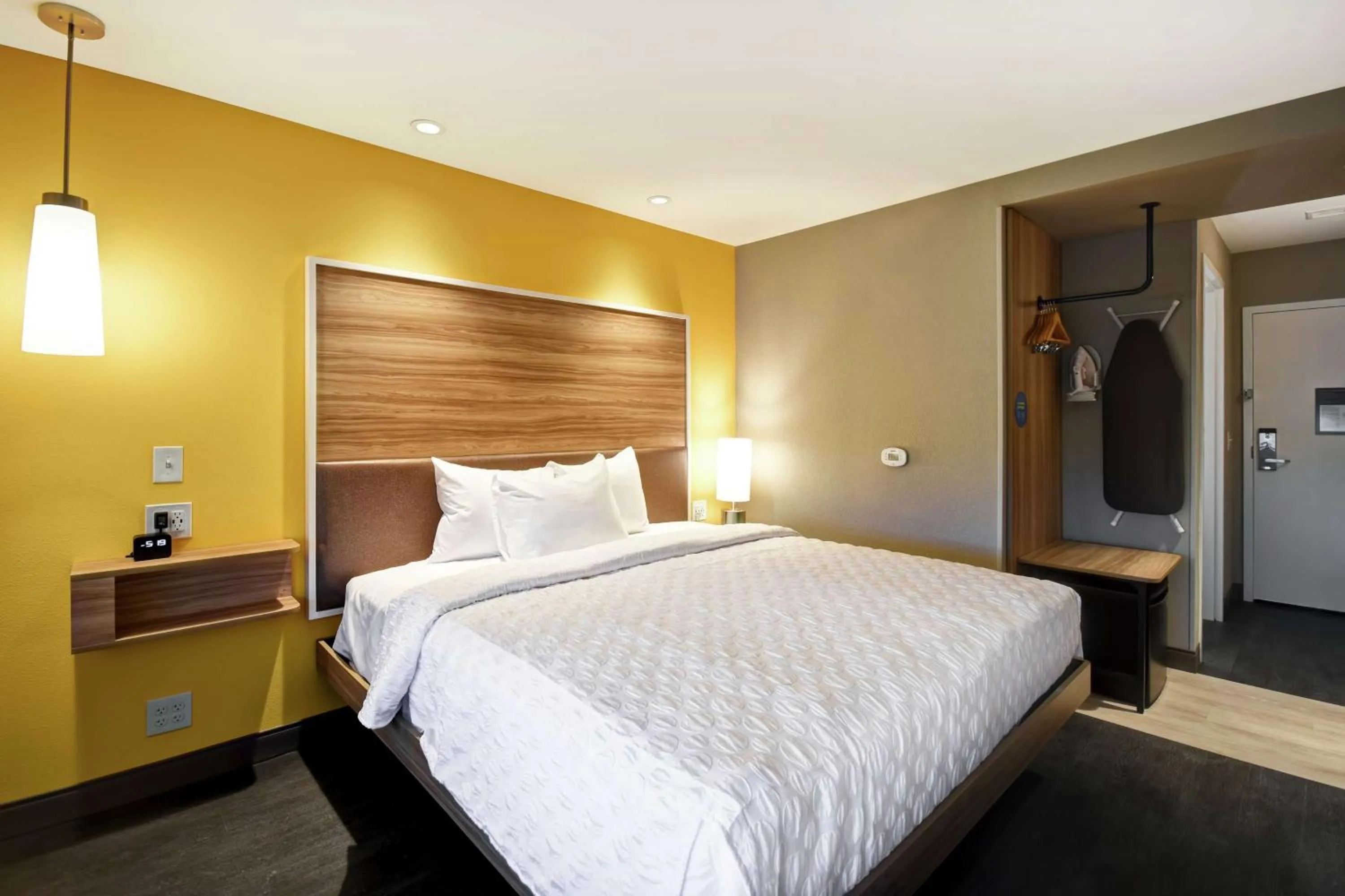 Photo of the whole room, Bed in Tru By Hilton Louisville Airport