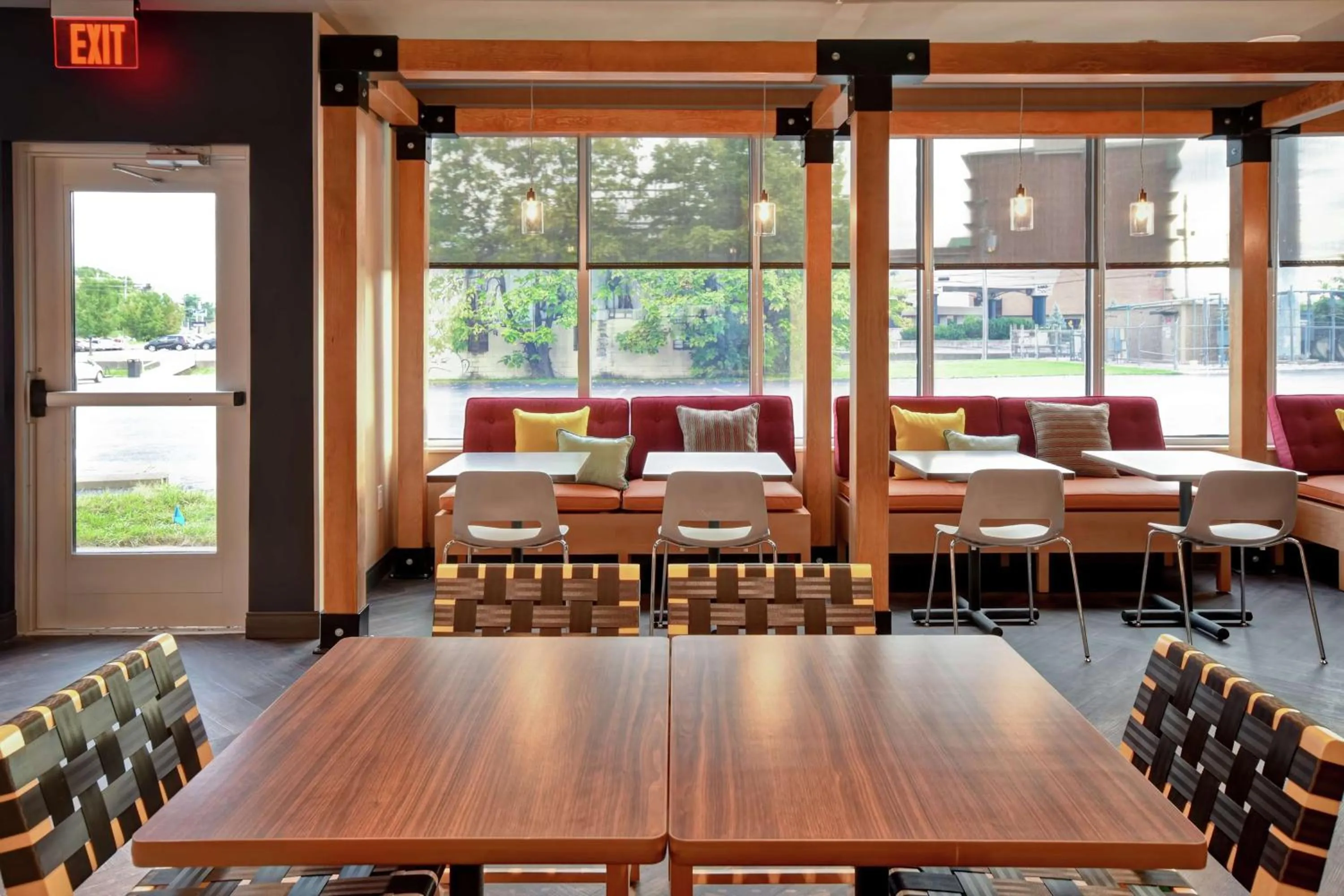 Dining area in Tru By Hilton Louisville Airport