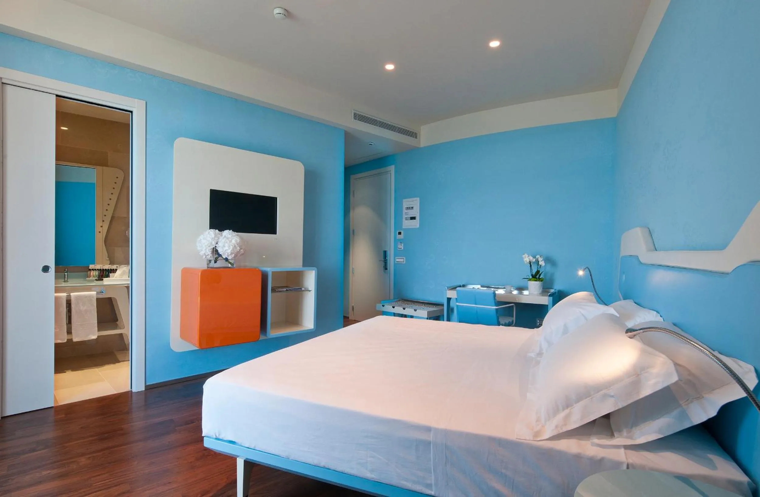 Bathroom, Bed in JR Hotels Bari Grande Albergo delle Nazioni