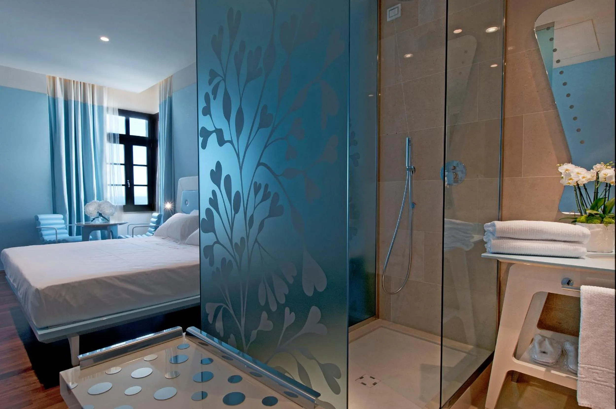 Shower, Bed in JR Hotels Bari Grande Albergo delle Nazioni