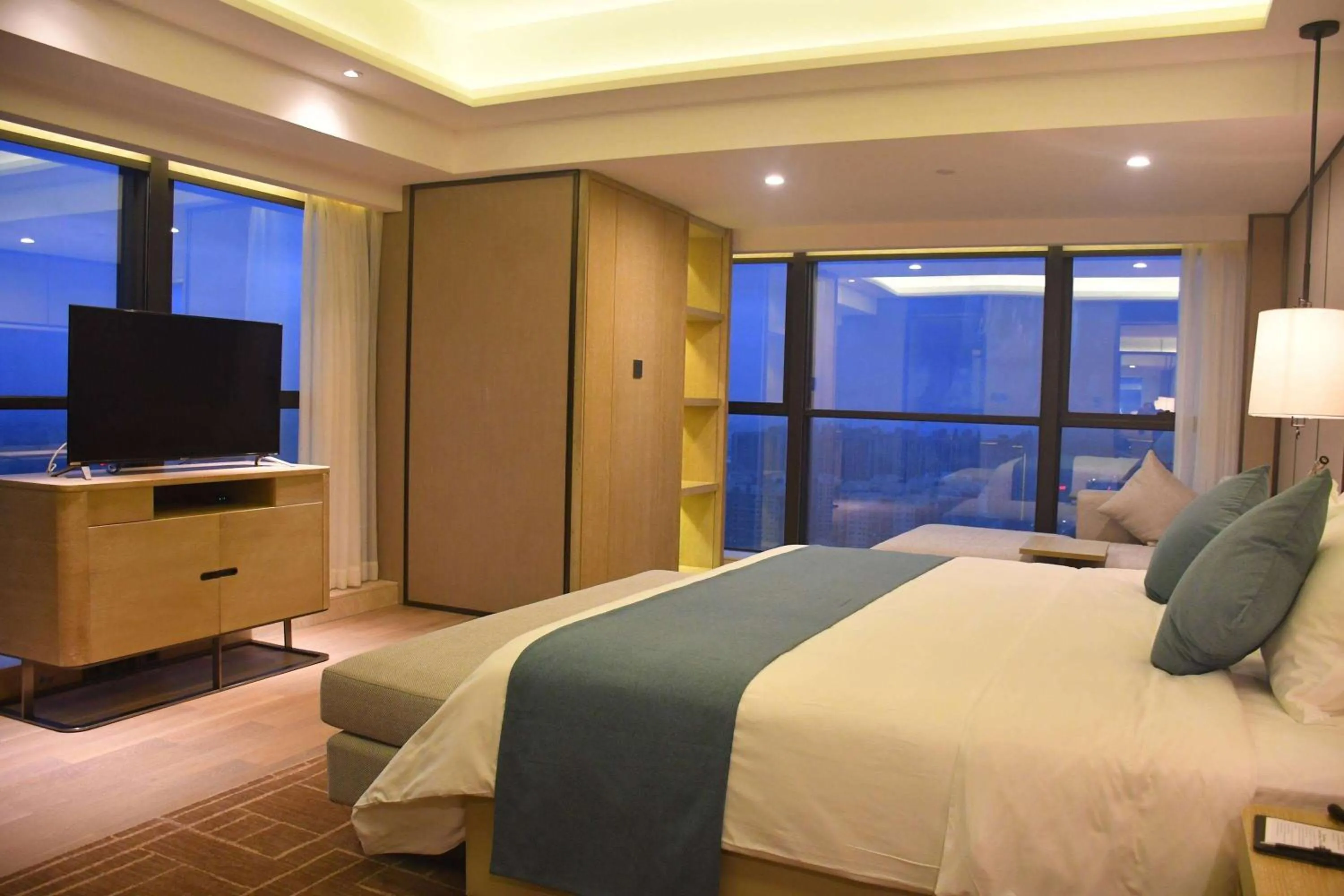 Photo of the whole room, Bed in Wyndham Grand Maoming