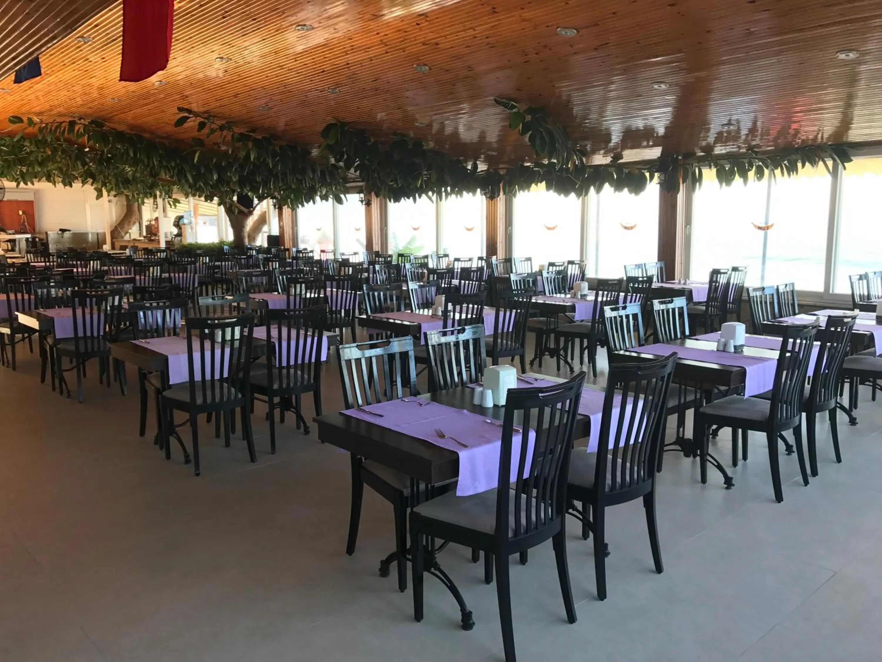 Restaurant/places to eat in Muz Hotel