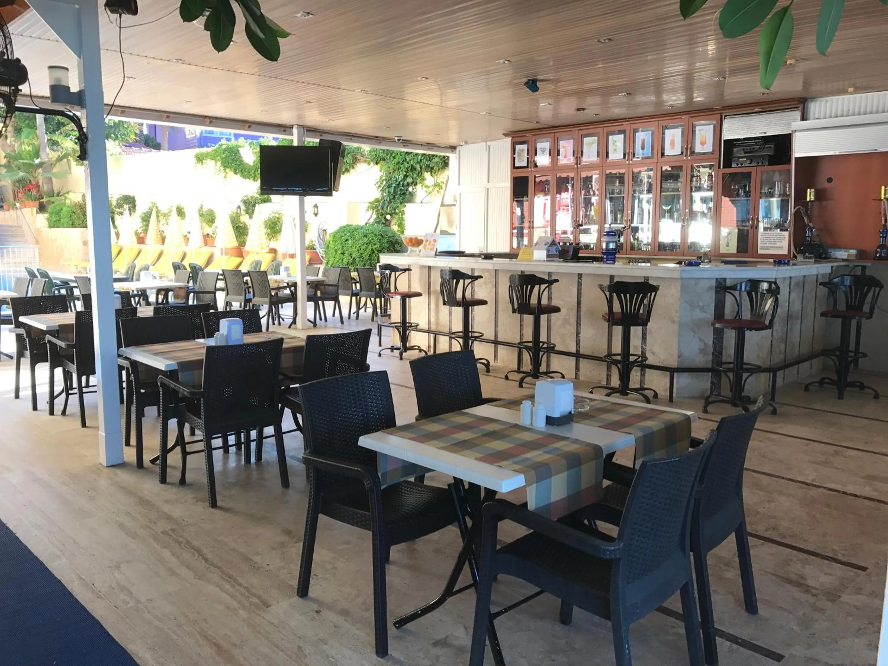 Restaurant/places to eat in Muz Hotel