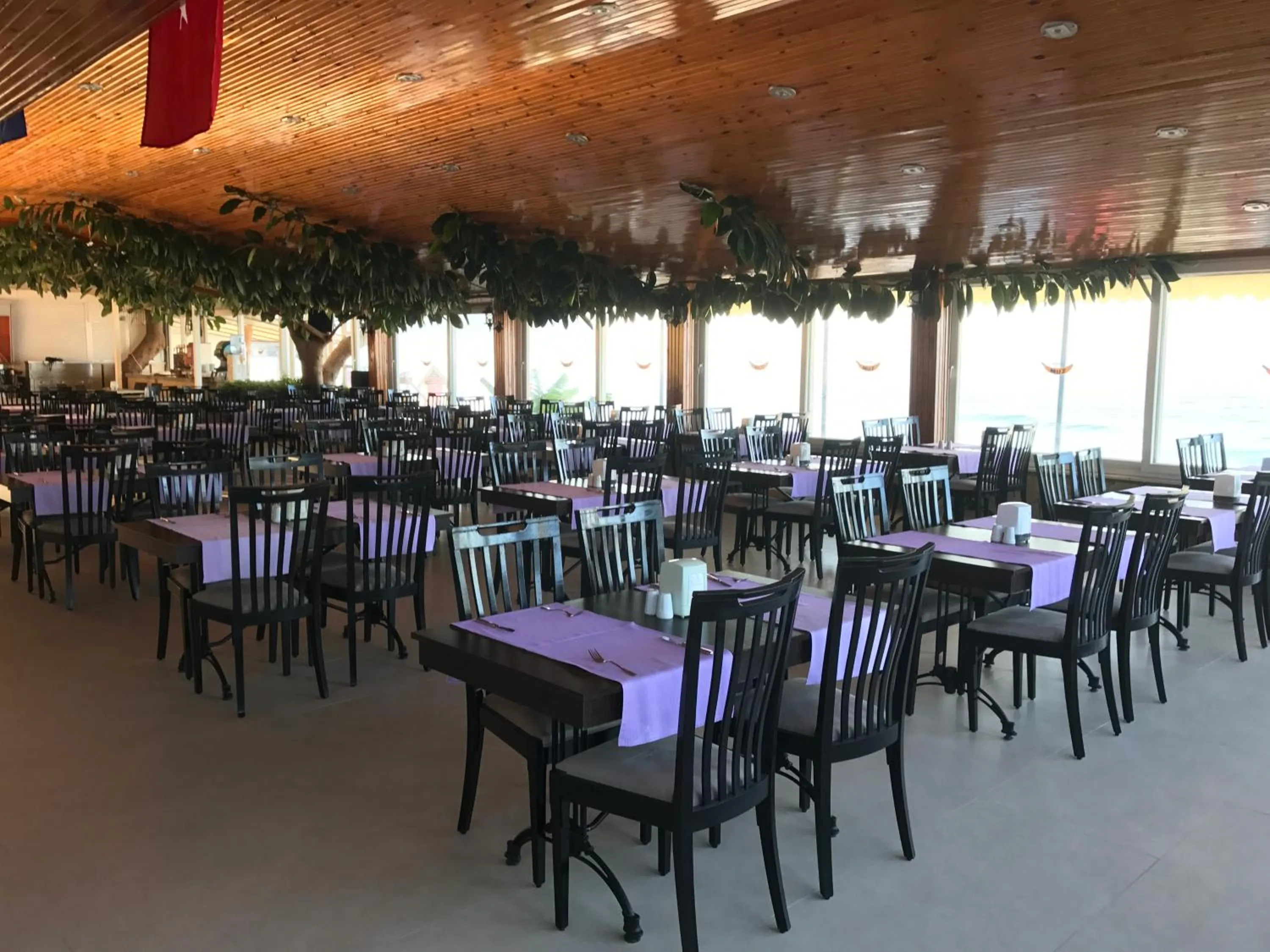 Restaurant/places to eat in Muz Hotel