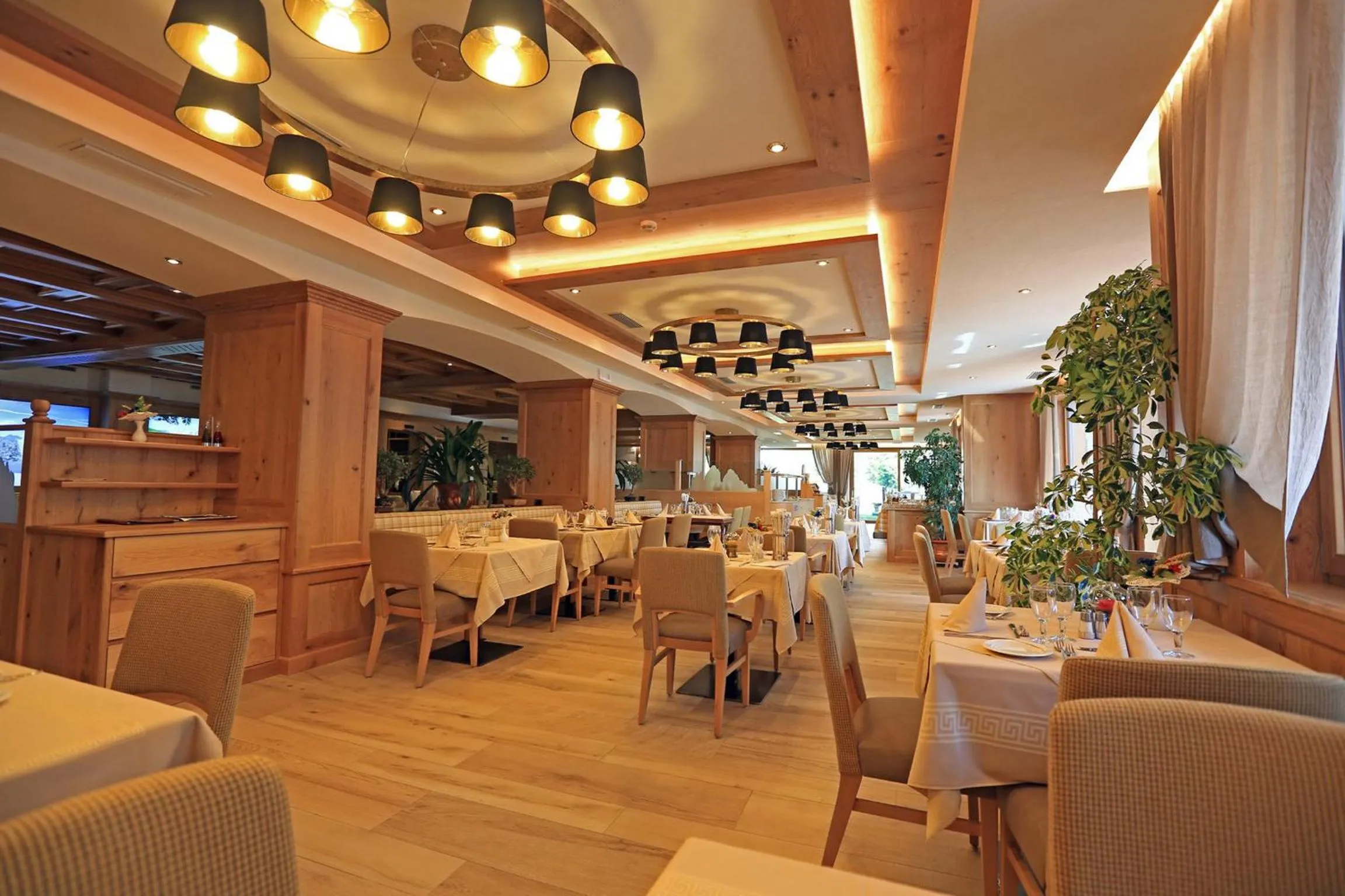Restaurant/places to eat in Hotel Cesa Tyrol