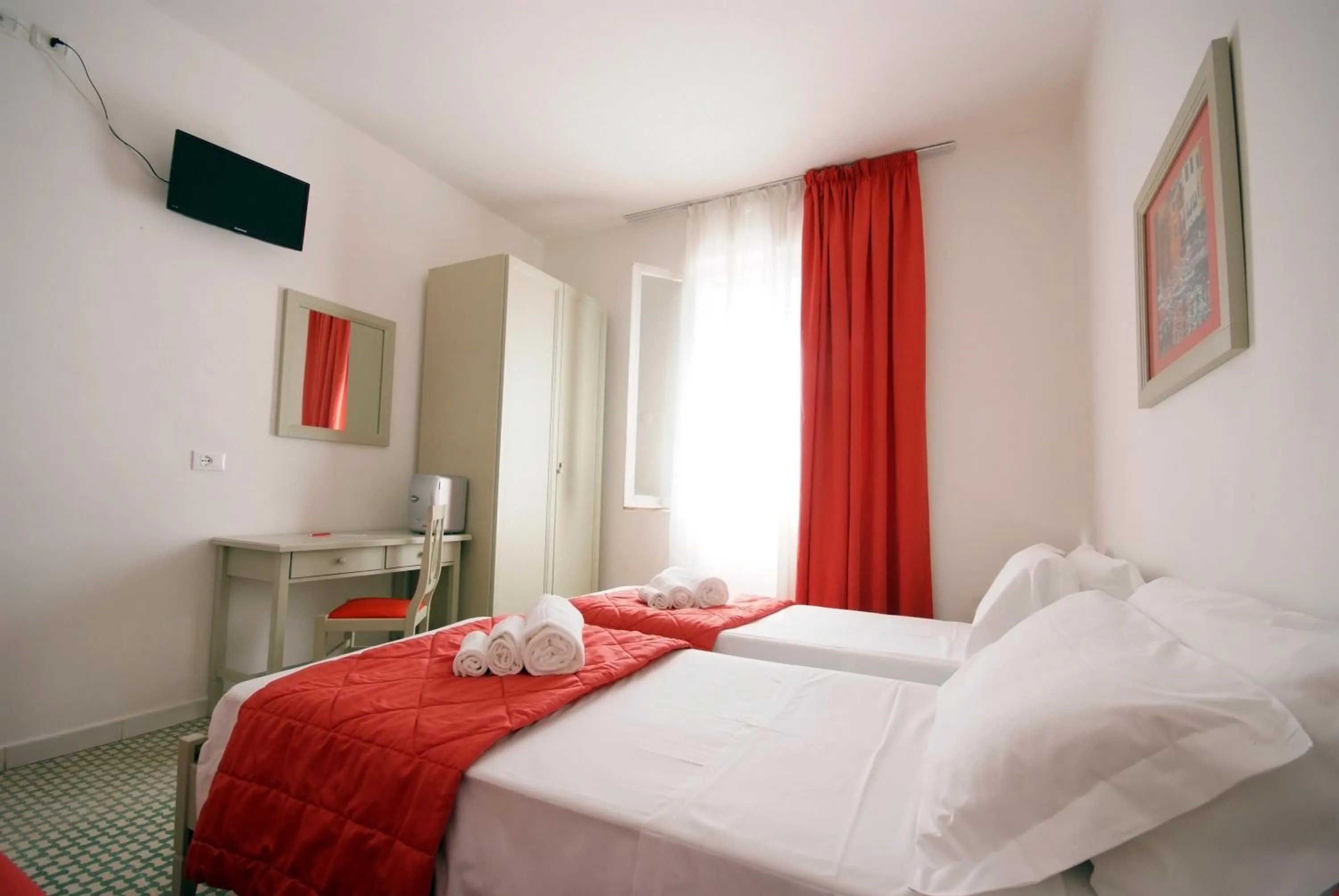 Photo of the whole room, Bed in Albergo Dei 10 Colori